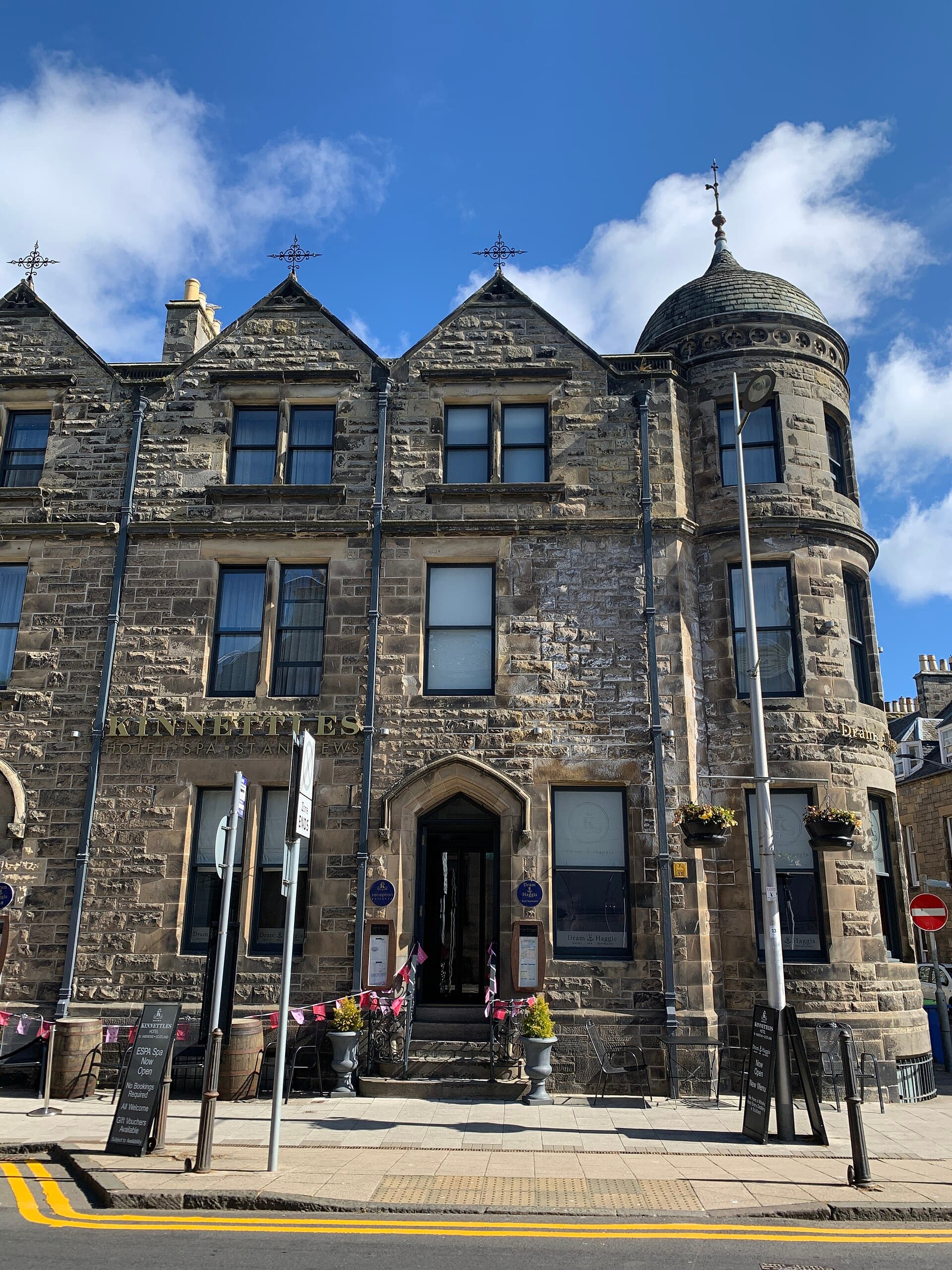 Kinnettles Hotel & Spa (via Wikimedia Commons, CC BY-SA 4.0)