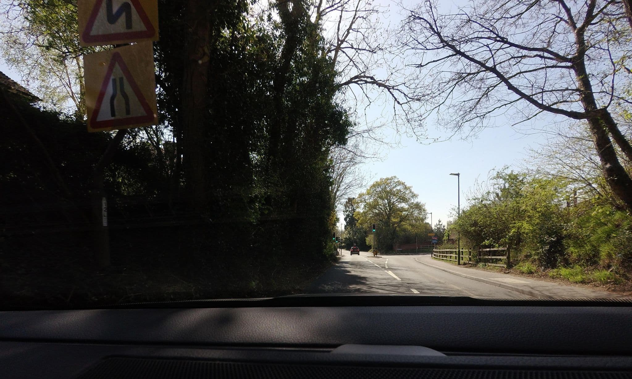 Street view near Chequers Hotel, Pulborough — © tallguy (CC BY-SA · Mapillary)