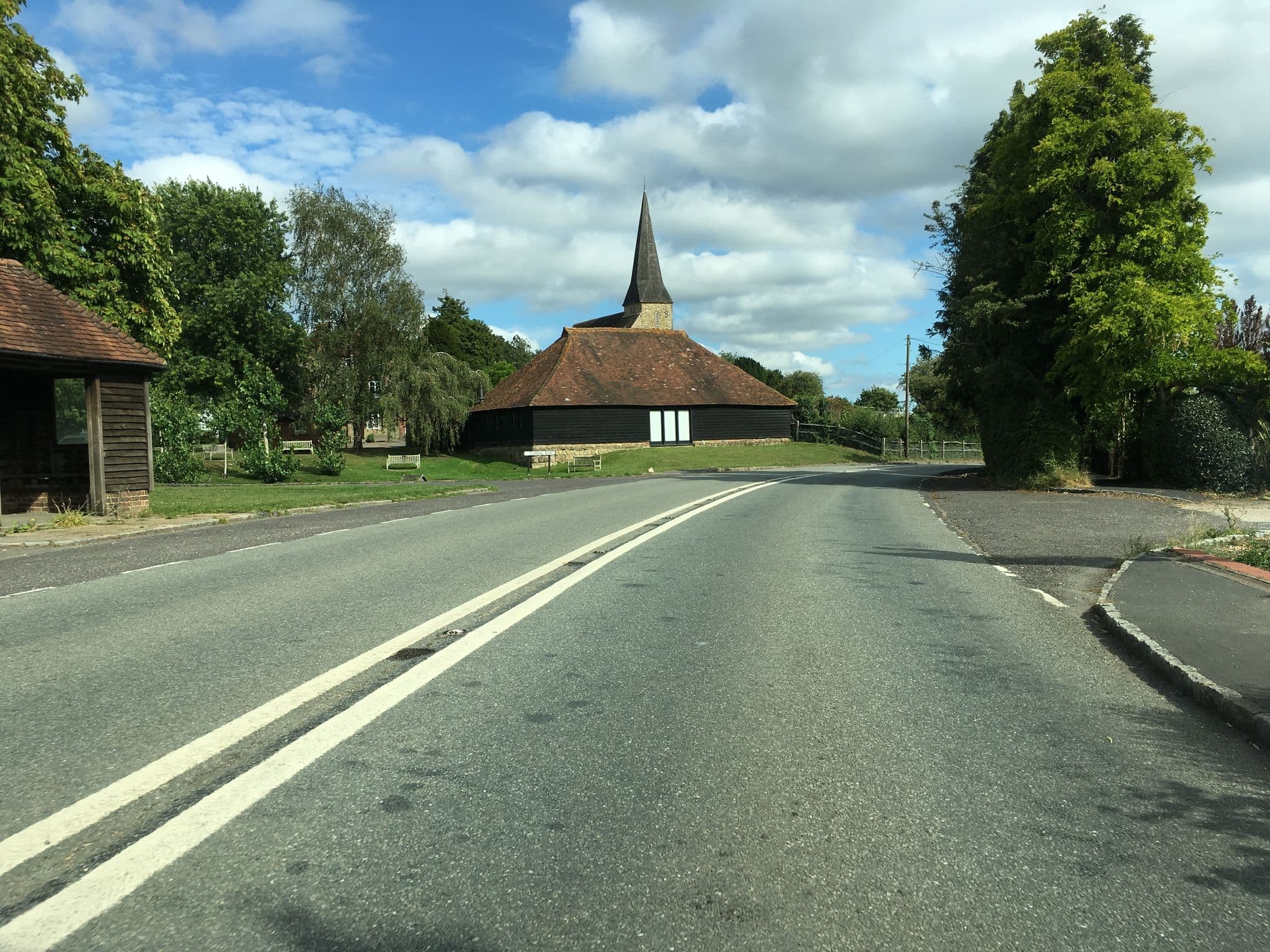 Street view near old pond cottage, Billingshurst — © southglos (CC BY-SA · Mapillary)