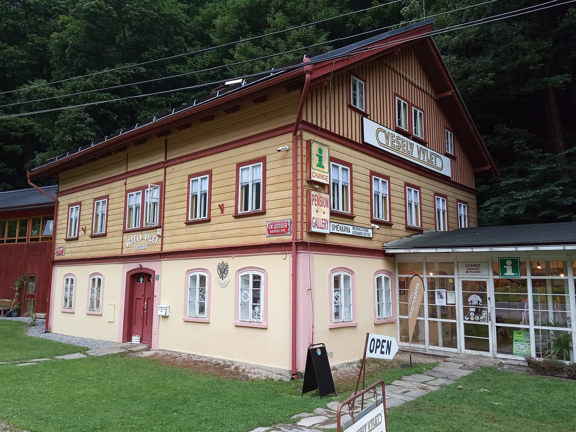 Pension Vesely Vylet (via Wikimedia Commons, CC BY-SA 3.0)