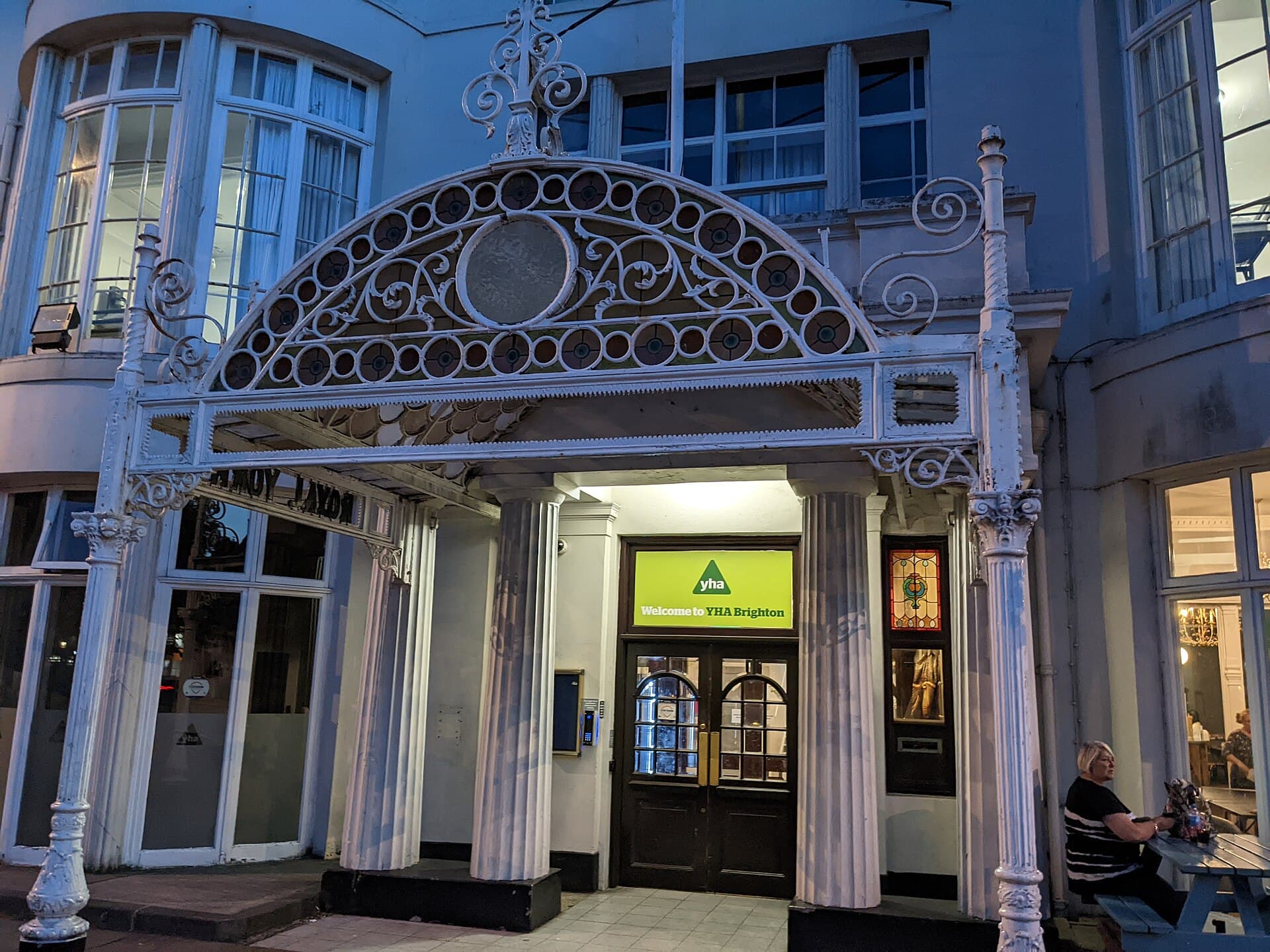 YHA Brighton (via Wikimedia Commons, CC BY-SA 3.0)