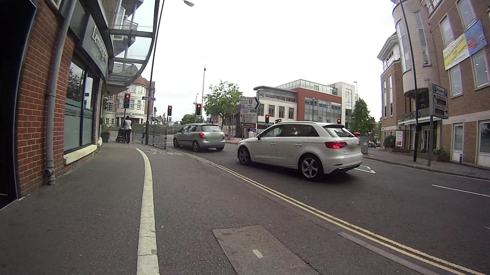 Street view near Robinson House Apartments, Crawley — © daveemtb (CC BY-SA · Mapillary)