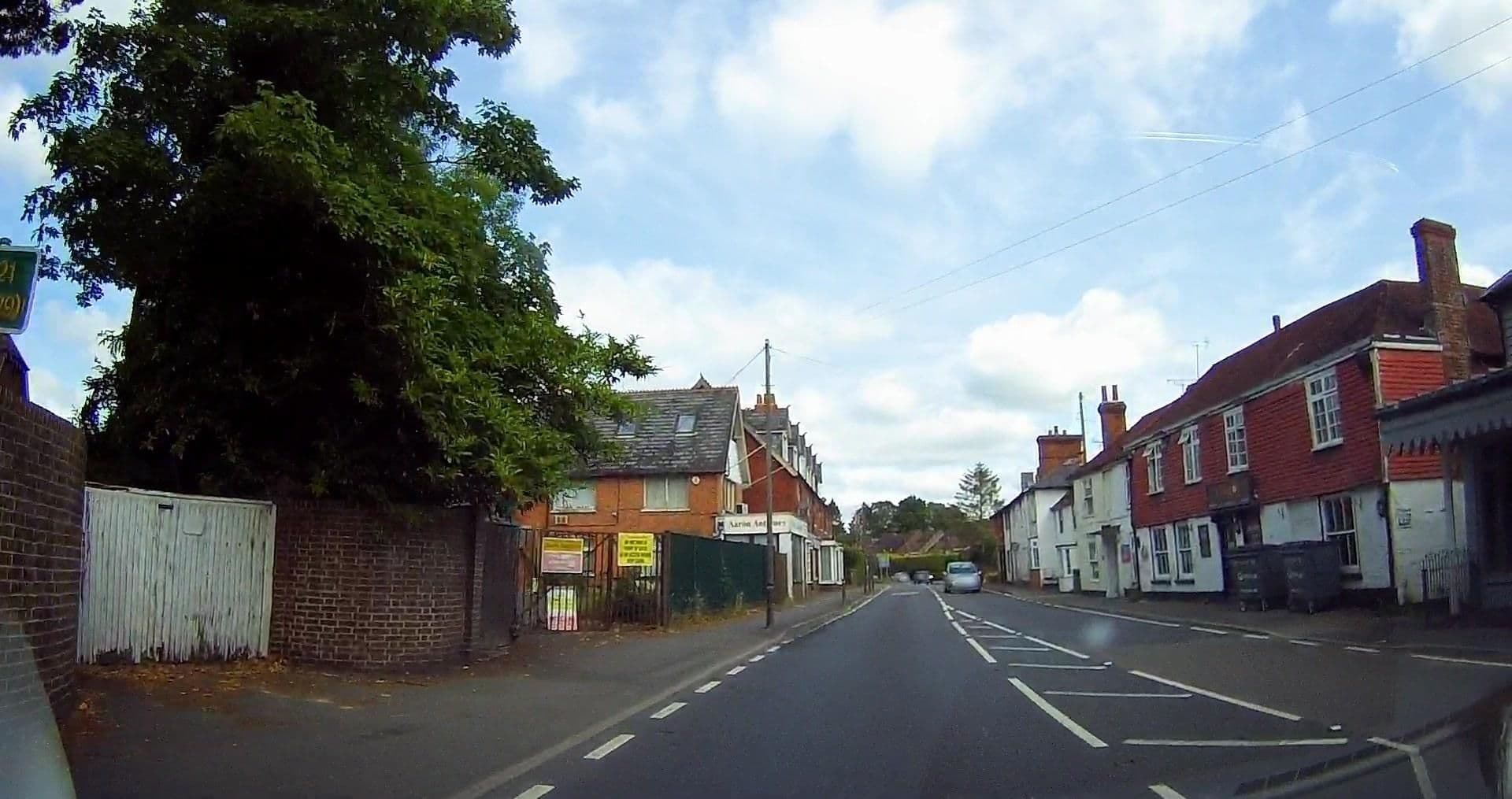 Street view near The Old Courthouse Bed & Breakfast, Robertsbridge — © tallguy (CC BY-SA · Mapillary)