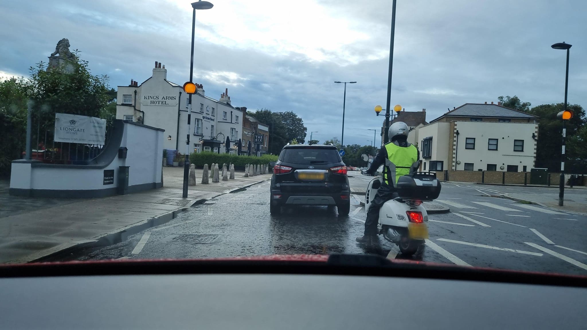 Street view near The Liongate Hotel, East Molesey — © alexanderar (CC BY-SA · Mapillary)
