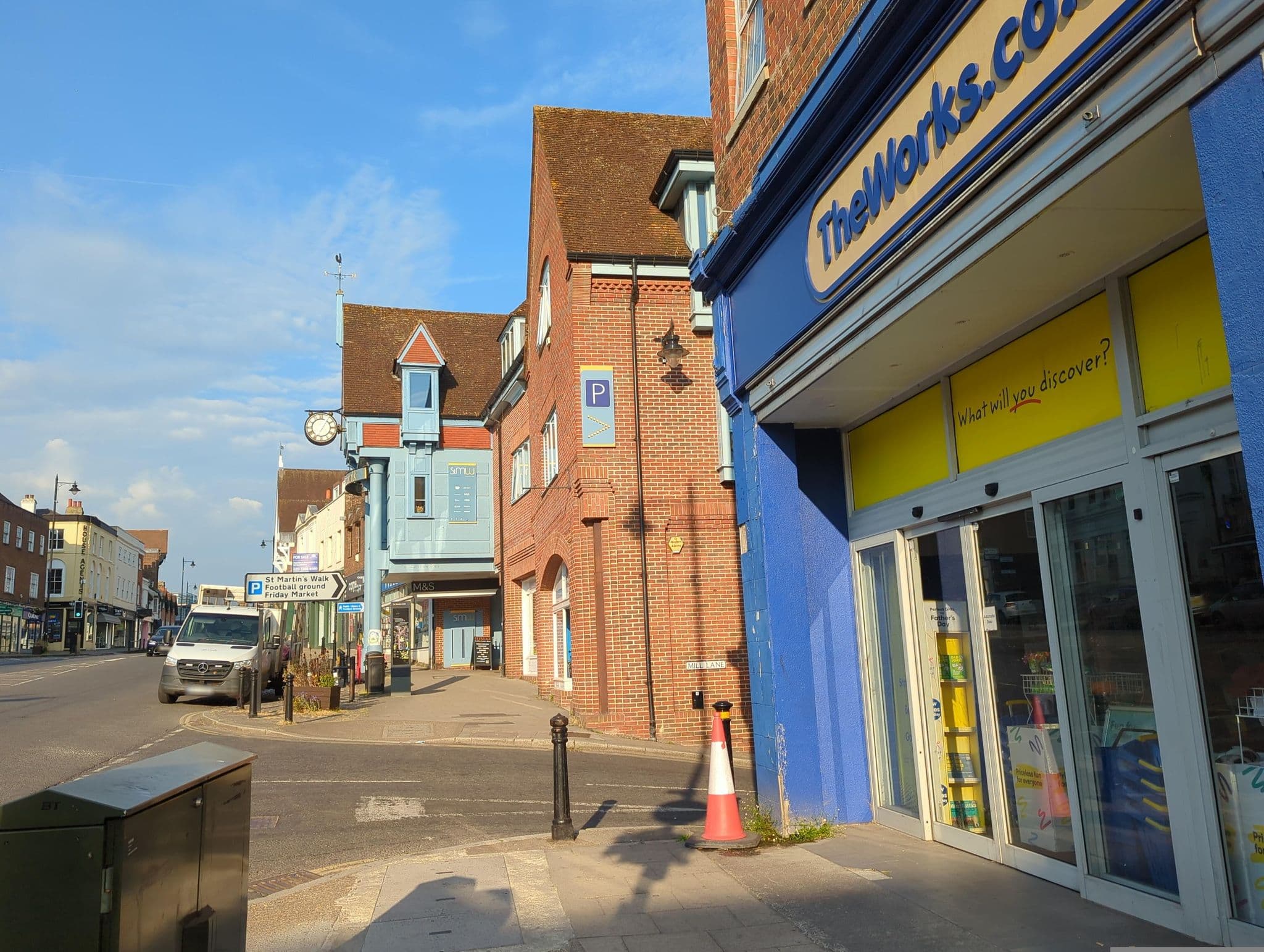 Street view near The White Horse, Dorking — © inanov (CC BY-SA · Mapillary)