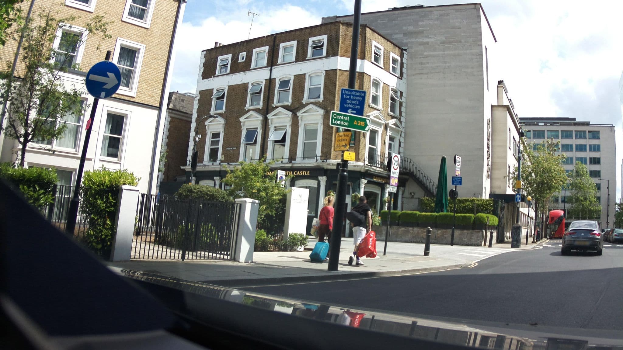 Street view near Premier Inn, Shepherds Bush — © southglos (CC BY-SA · Mapillary)