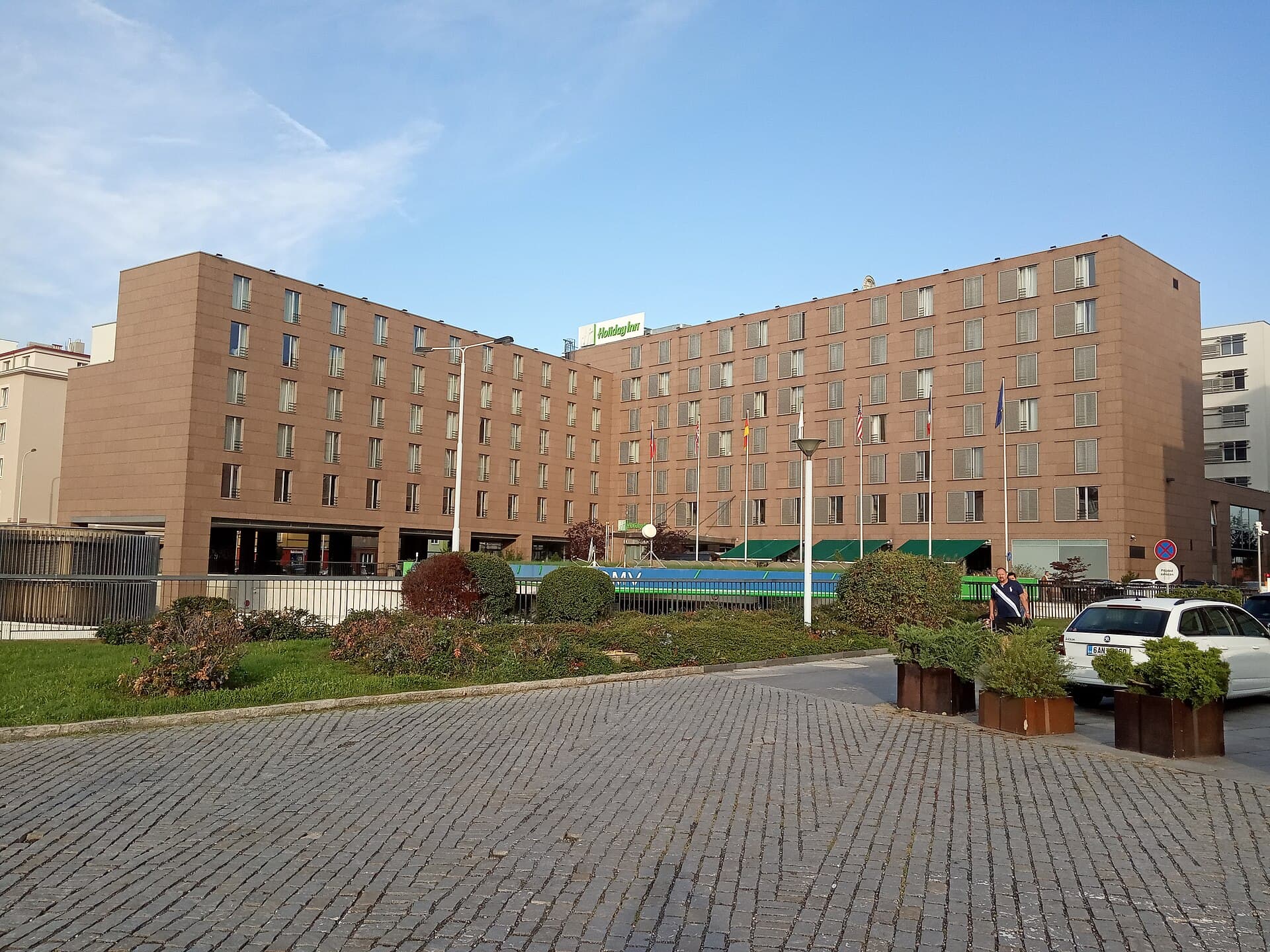 Holiday Inn Prague Congress Centre (via Wikimedia Commons, CC BY-SA 3.0)
