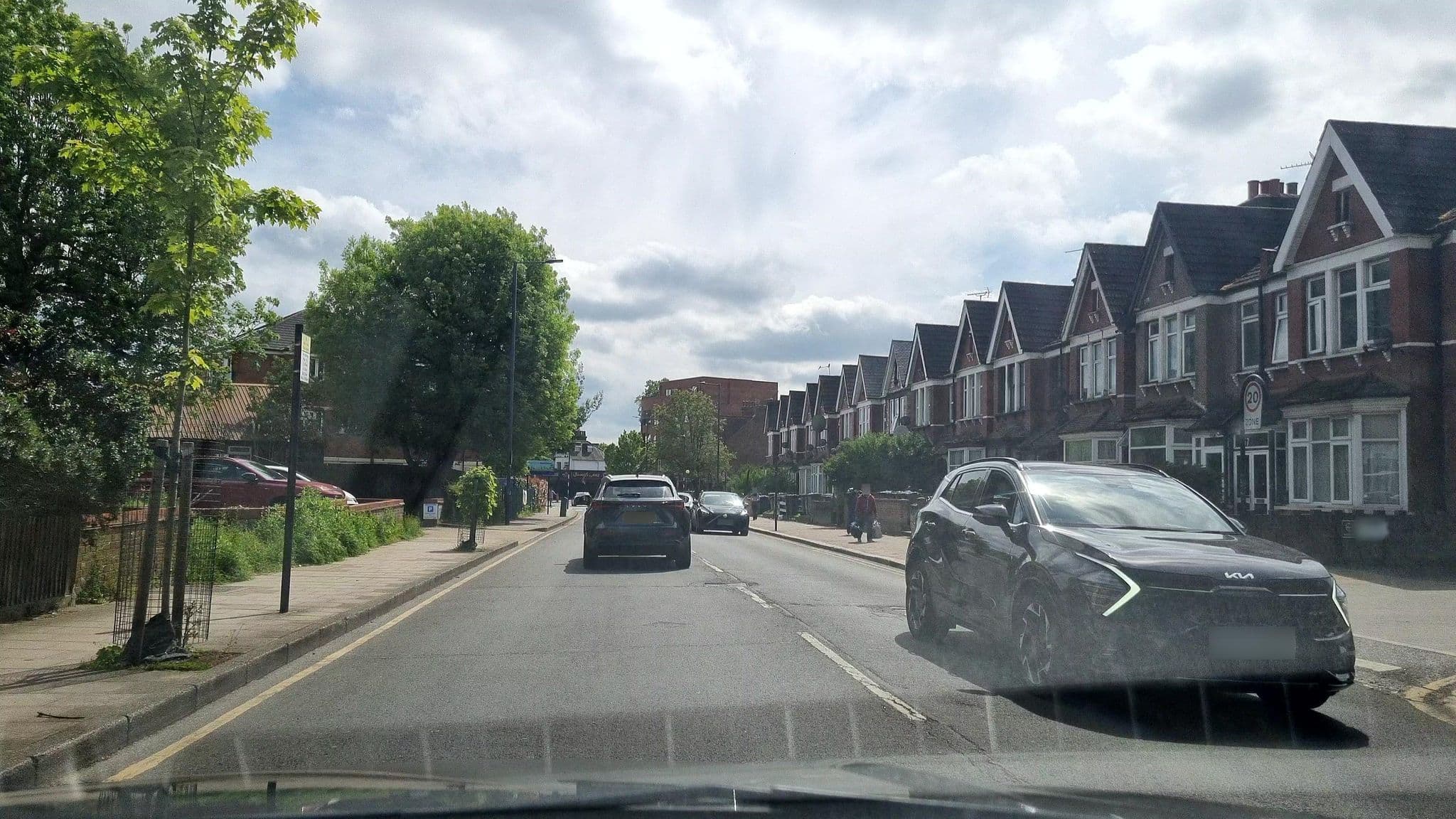 Street view near Vision Suites, Wealdstone — © mappo2 (CC BY-SA · Mapillary)