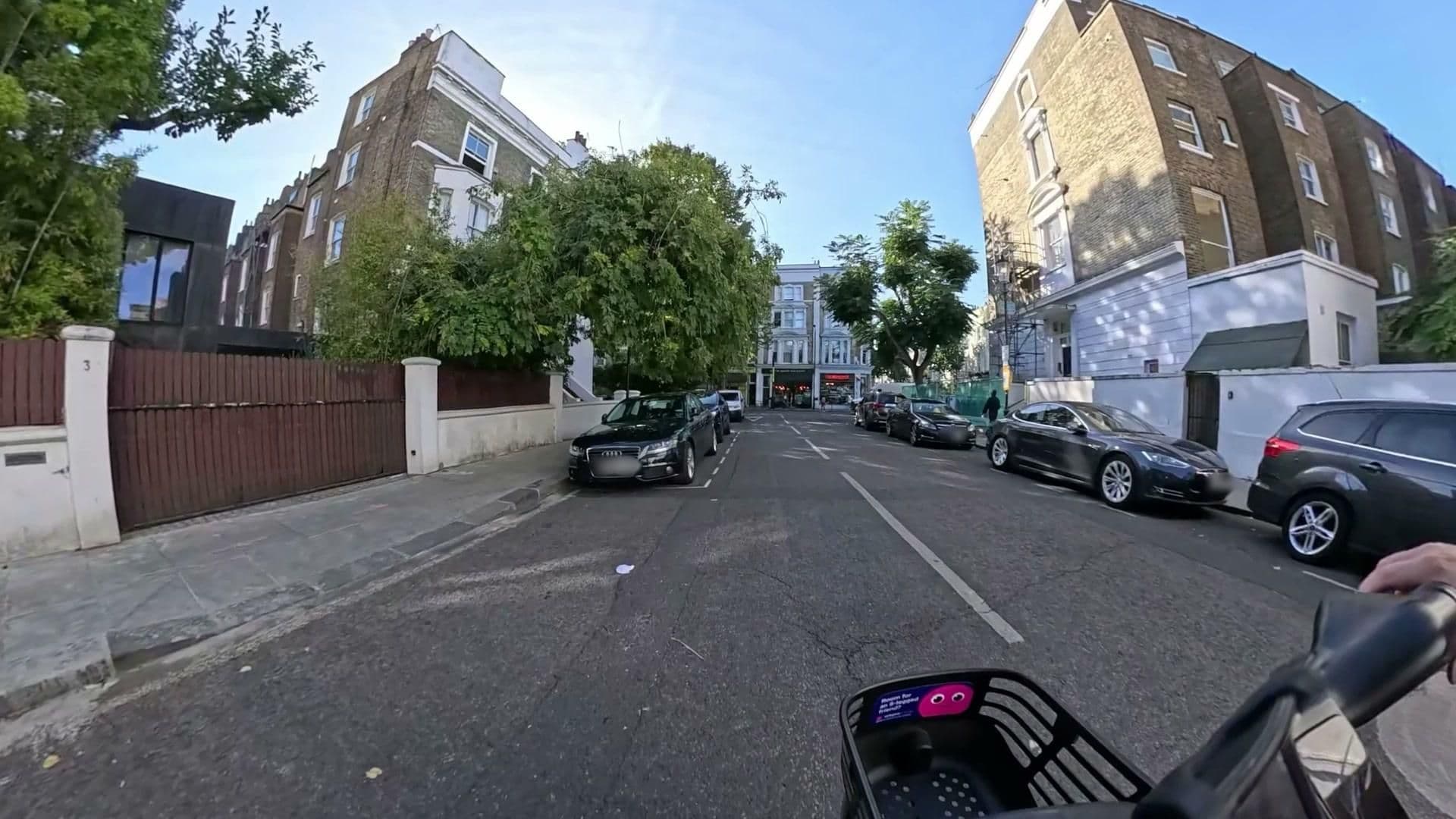 Street view near Irwin Apartments, Westbourne — © athuler (CC BY-SA · Mapillary)