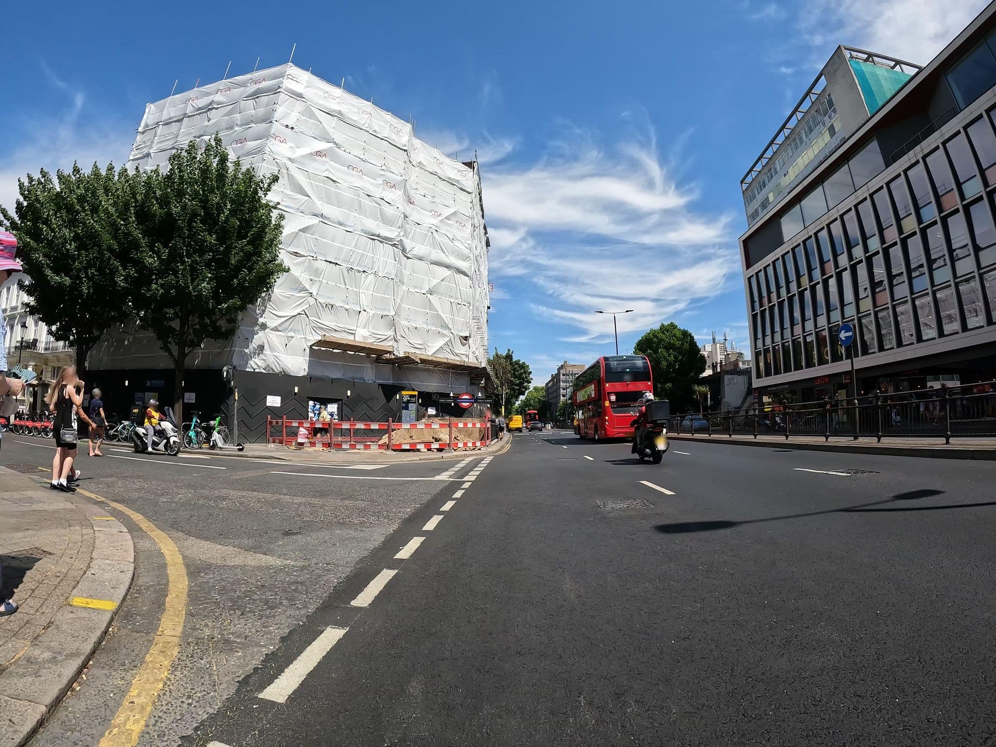 Street view near Modern 1 Bedroom Apartment in Kensington, Notting Hill — © erias (CC BY-SA · Mapillary)