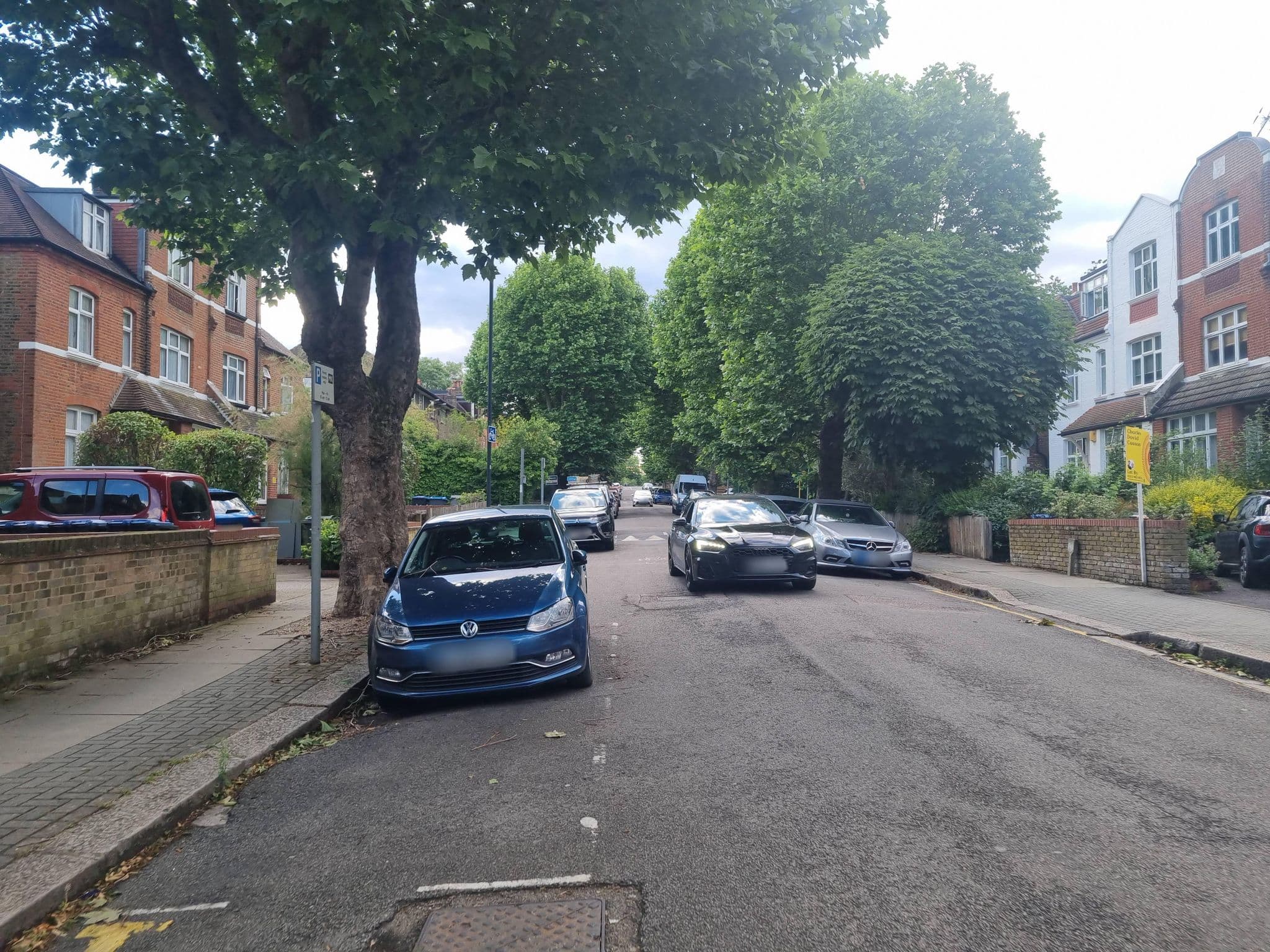 Street view near Accomodation London Kilburn, Cricklewood — © Roufster (CC BY-SA · Mapillary)