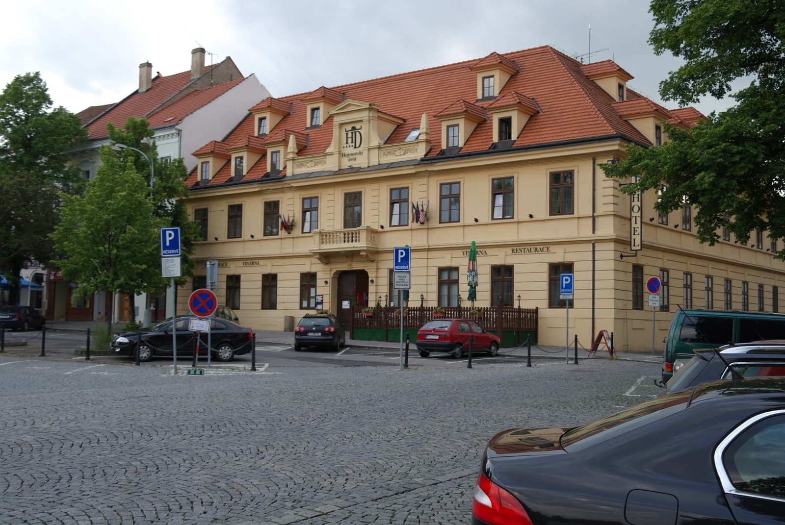 Hejtmanský dvůr (via Wikimedia Commons, CC BY-SA 4.0)