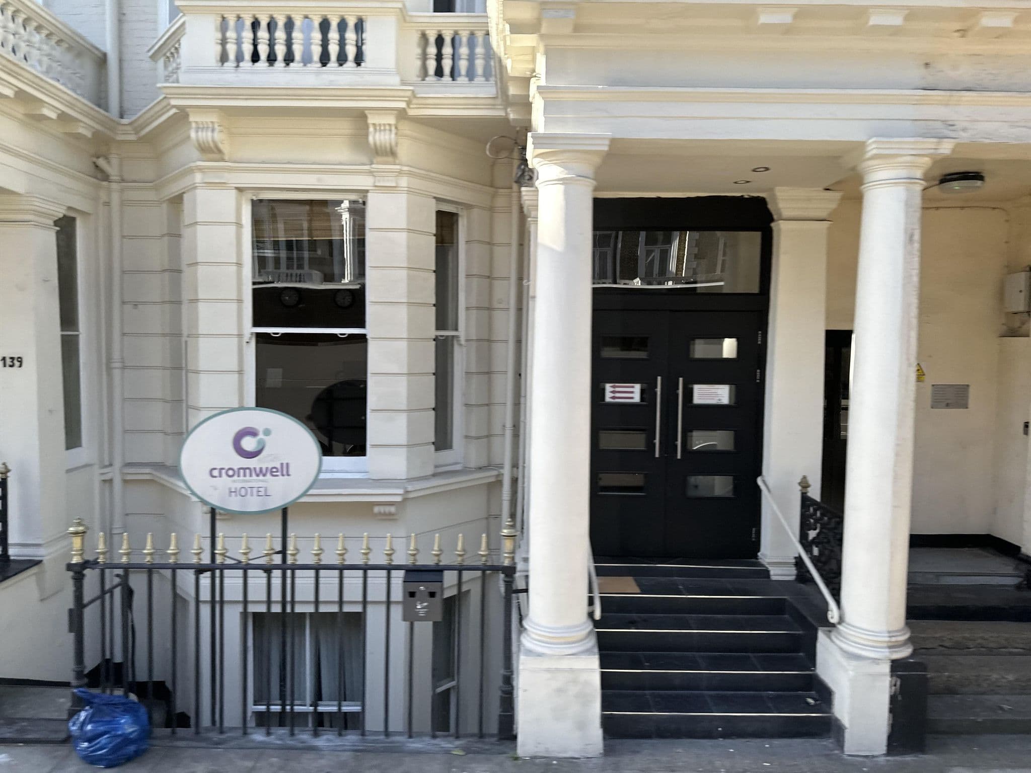 Street view near Snows Hotel, Earls Court — © amaiman (CC BY-SA · Mapillary)