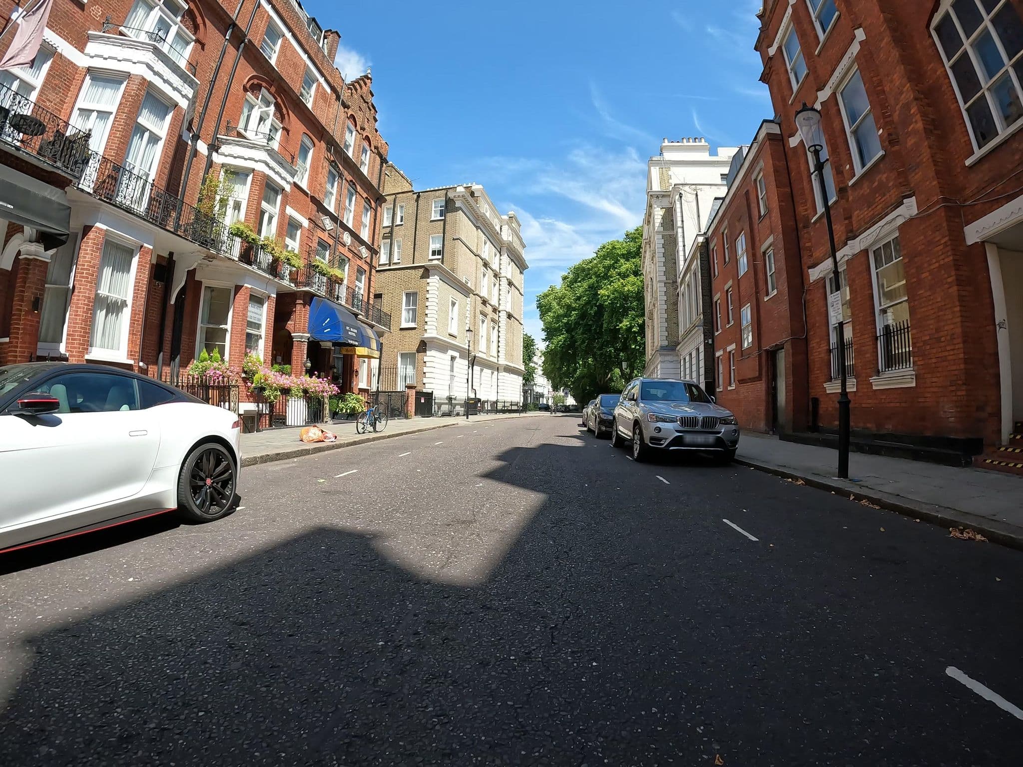 Street view near The Londonears Hostel, Earls Court — © erias (CC BY-SA · Mapillary)