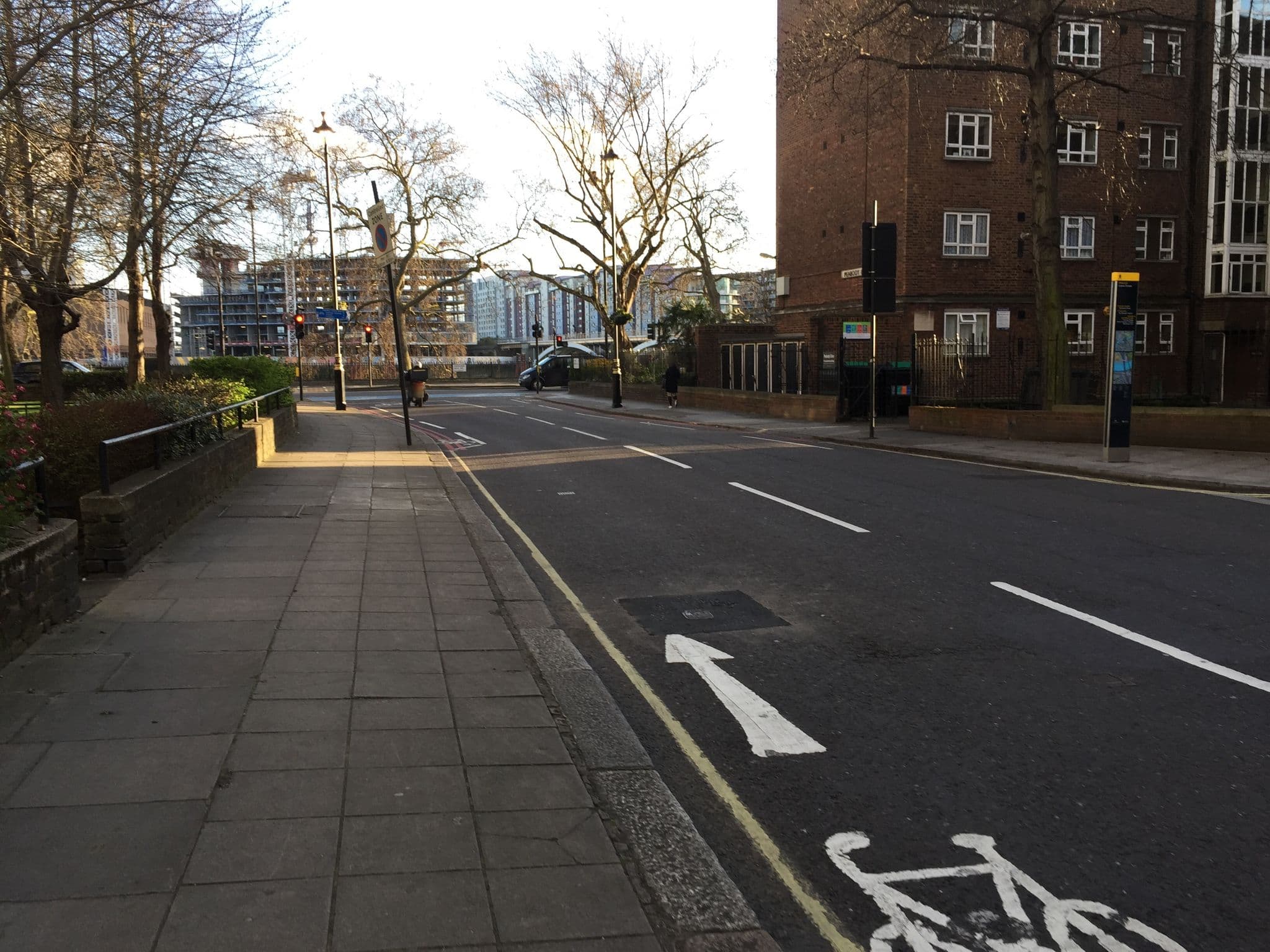 Street view near Churchill Apartments, Pimlico — © tommorris (CC BY-SA · Mapillary)