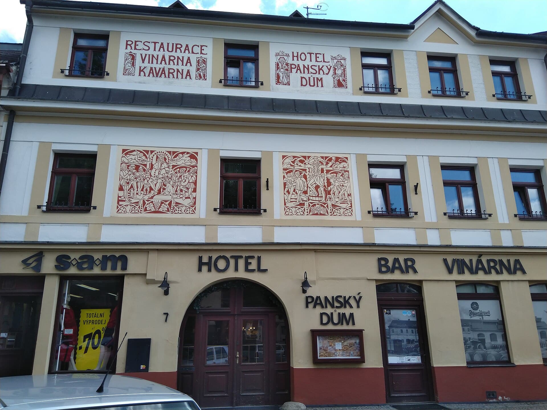 Hotel Panský dům (via Wikimedia Commons, CC0)
