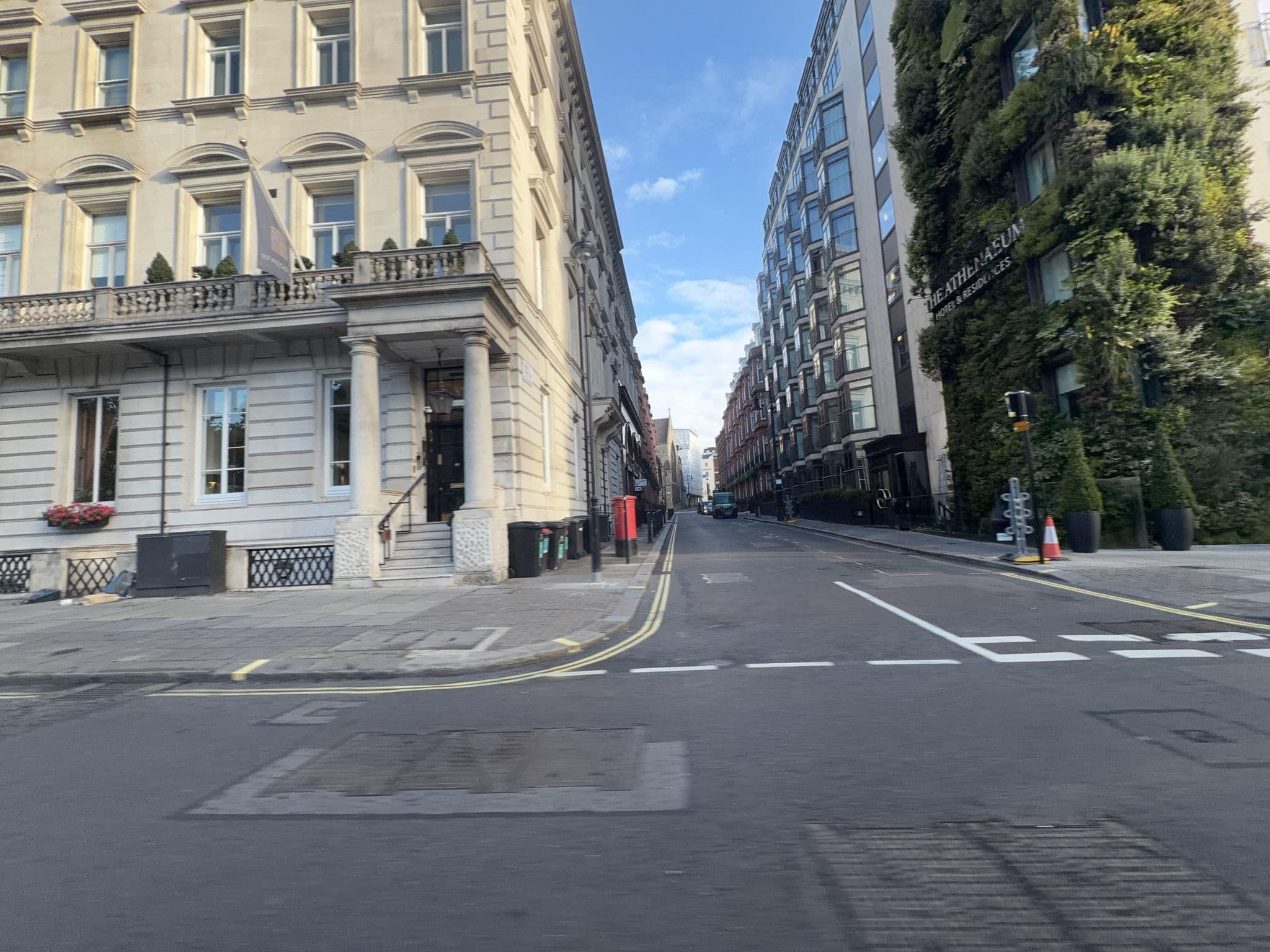 Street view near Starwood Hotels & Resorts Worldwide Inc, St James's — © filipb (CC BY-SA · Mapillary)