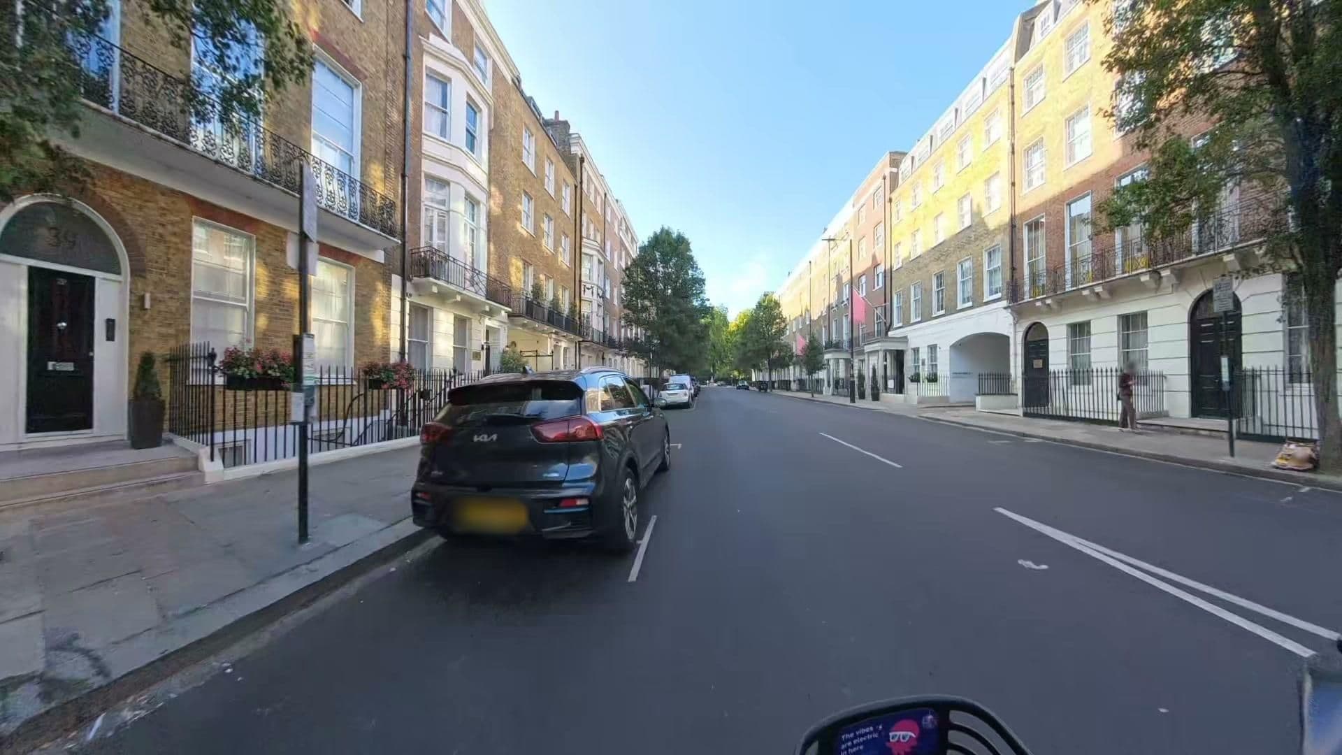 Street view near Concorde, West End of London — © athuler (CC BY-SA · Mapillary)