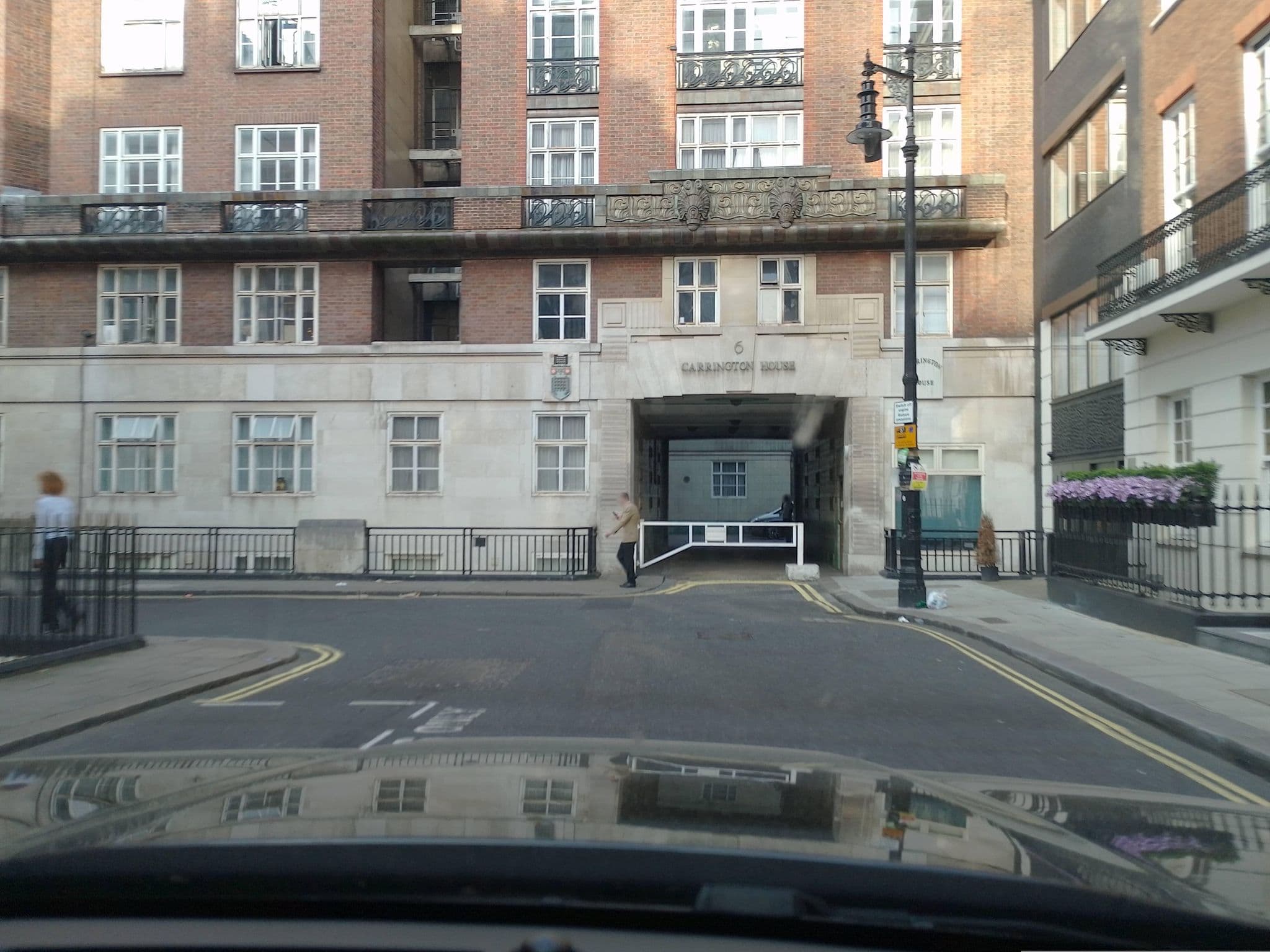 Street view near visit england, St James's — © laye (CC BY-SA · Mapillary)