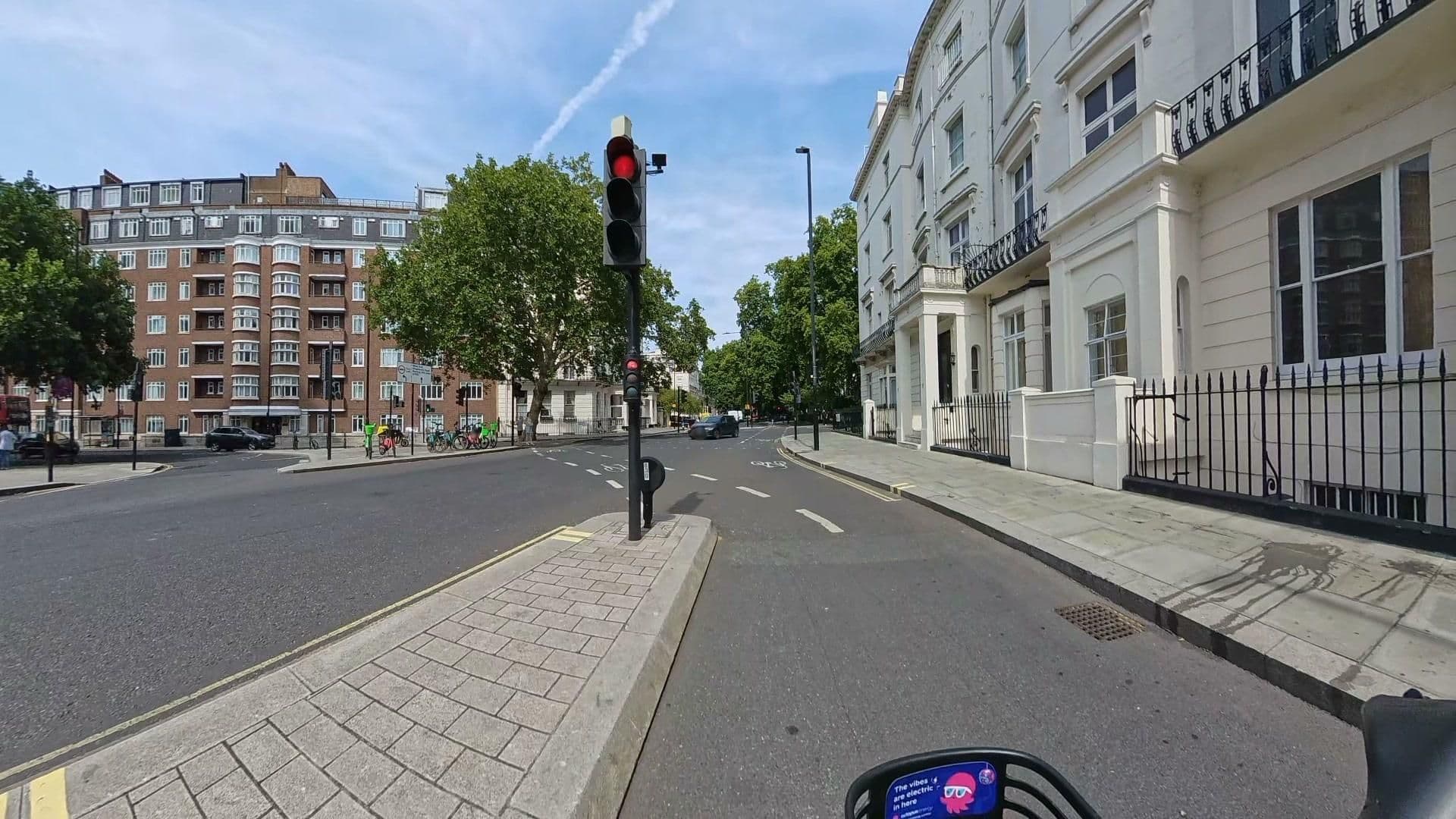 Street view near Andrewshousehotel, Hyde Park — © athuler (CC BY-SA · Mapillary)