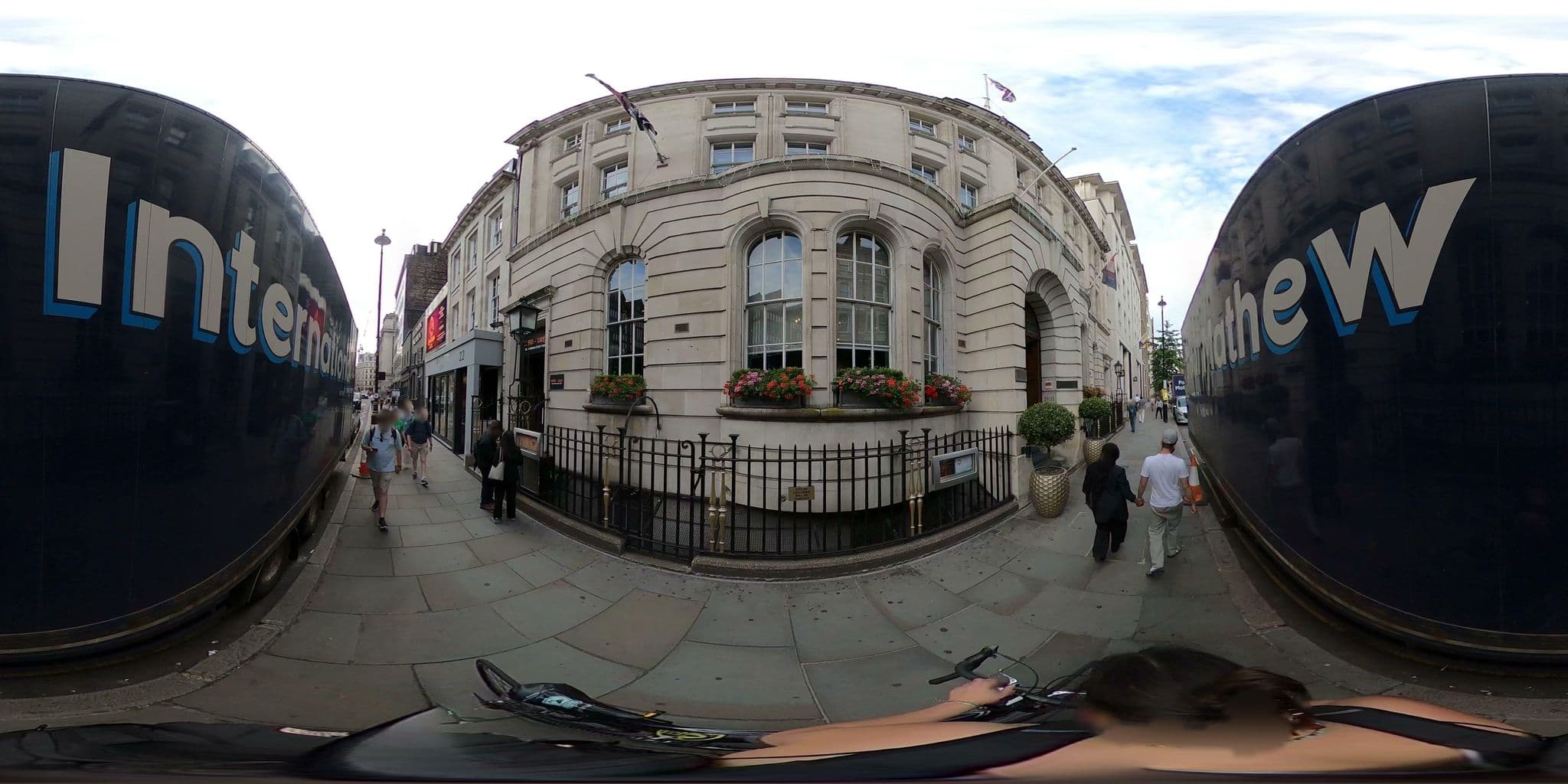 Street view near Sanook Spa, Soho — © cernbyln (CC BY-SA · Mapillary)