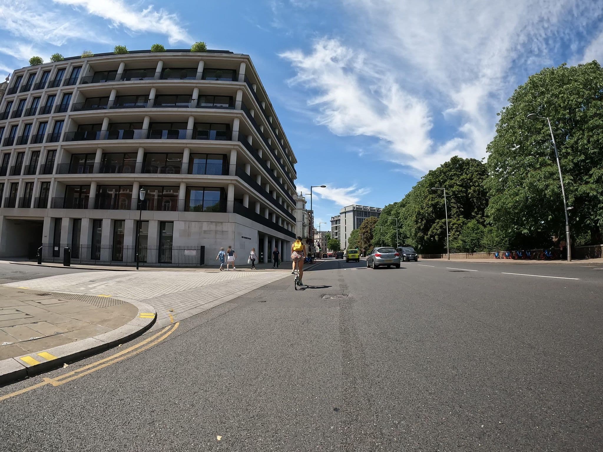Street view near Baglioni Hotel, Bayswater — © erias (CC BY-SA · Mapillary)