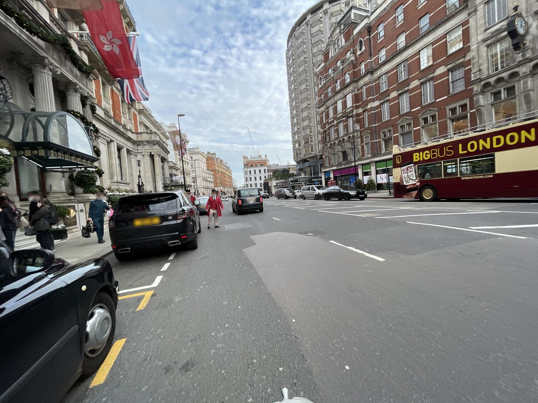 Street view near Carlyle Suite at Mandarin Oriental Hyde Park, Knightsbridge and Belgravia — © asturksever (CC BY-SA · Mapillary)