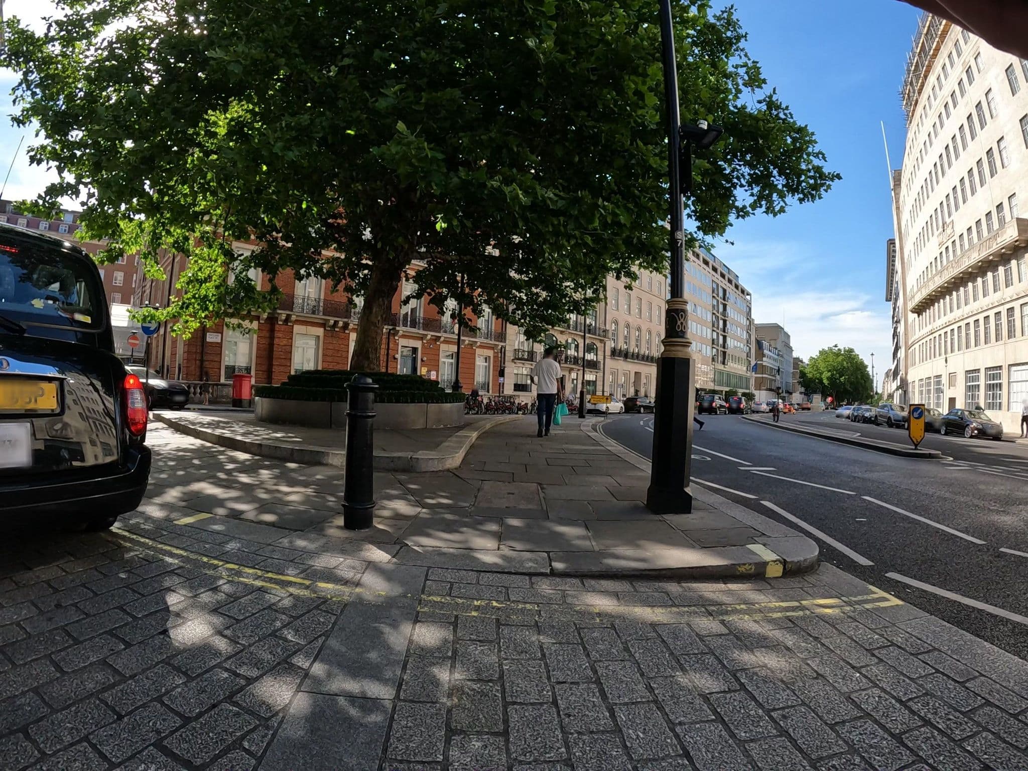 Street view near Club Lounge, West End — © erias (CC BY-SA · Mapillary)