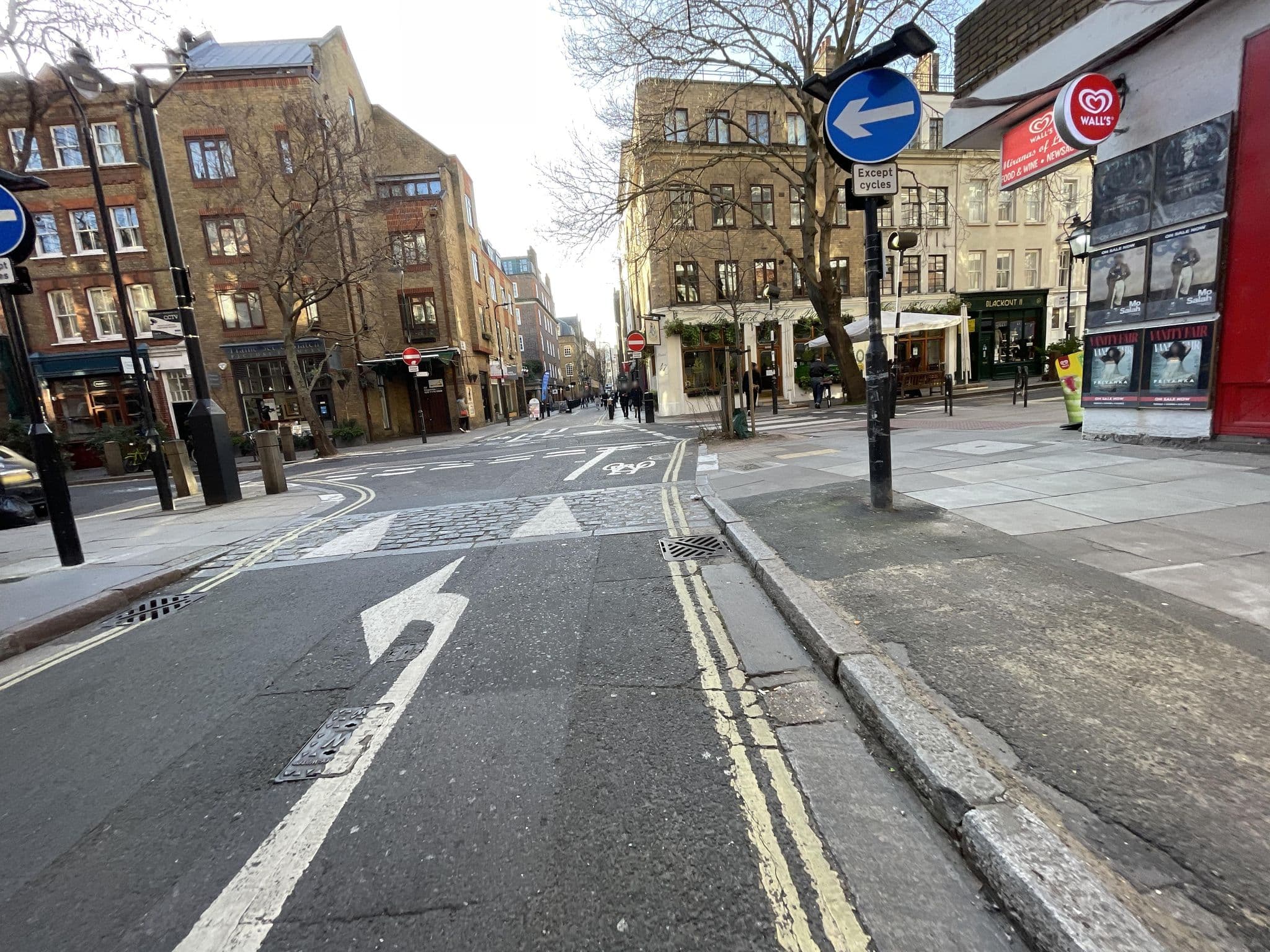Street view near Endell Street Hotel, Holborn — © gness (CC BY-SA · Mapillary)