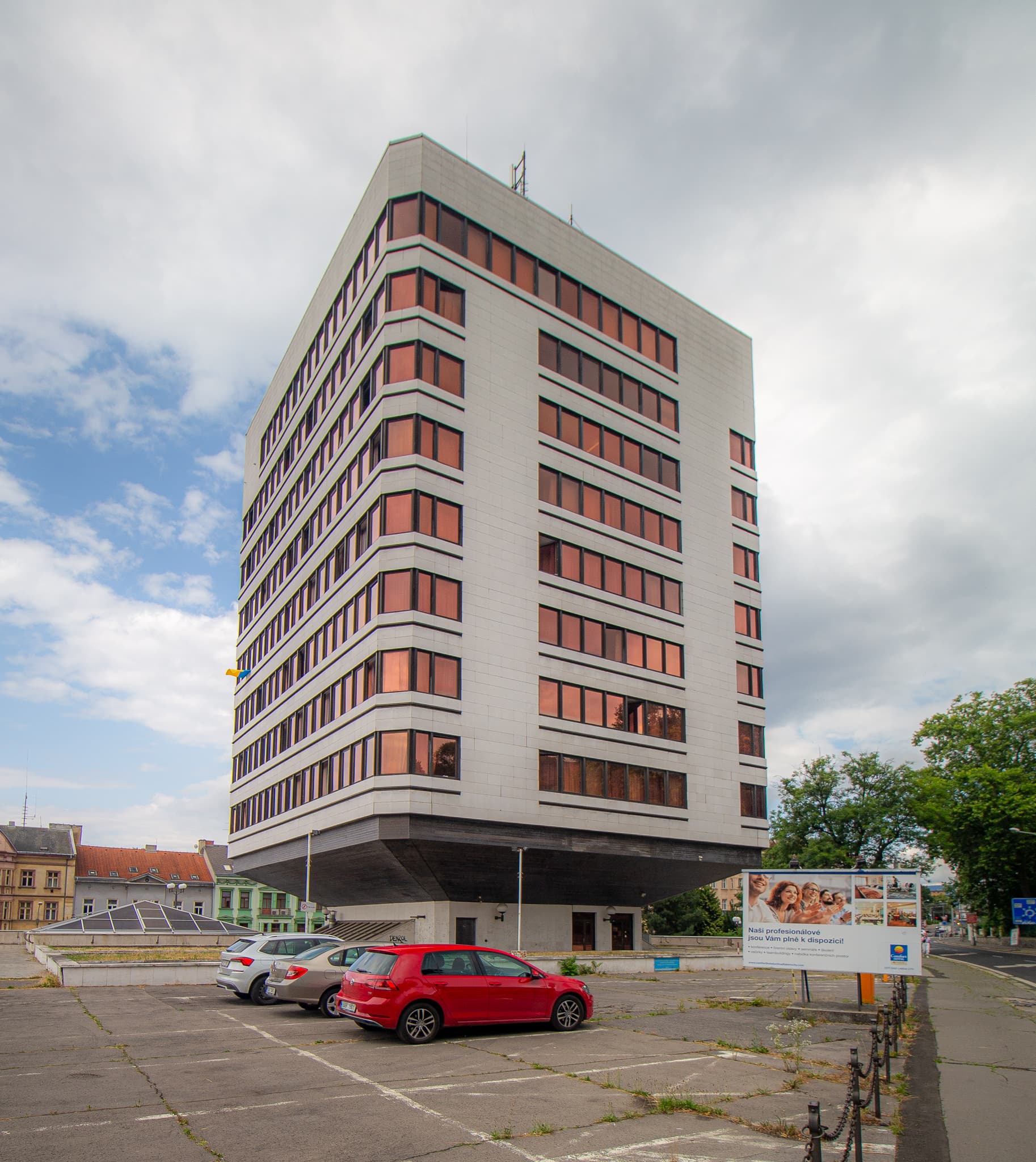 Hotel Vladimir (via Wikimedia Commons, CC BY-SA 4.0)