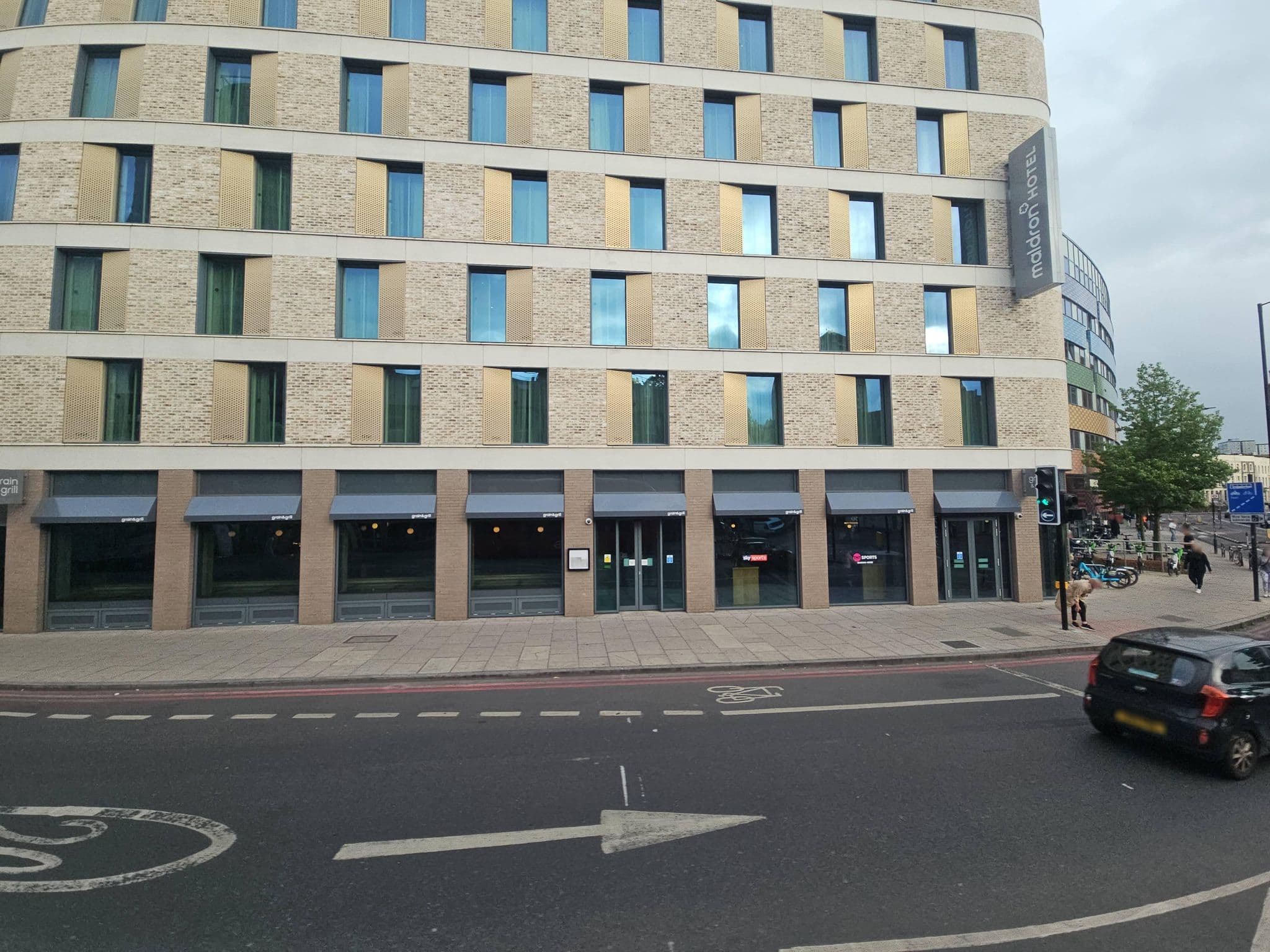 Street view near Premier Inn London Finsbury Park hotel, Stroud Green — © pbb (CC BY-SA · Mapillary)