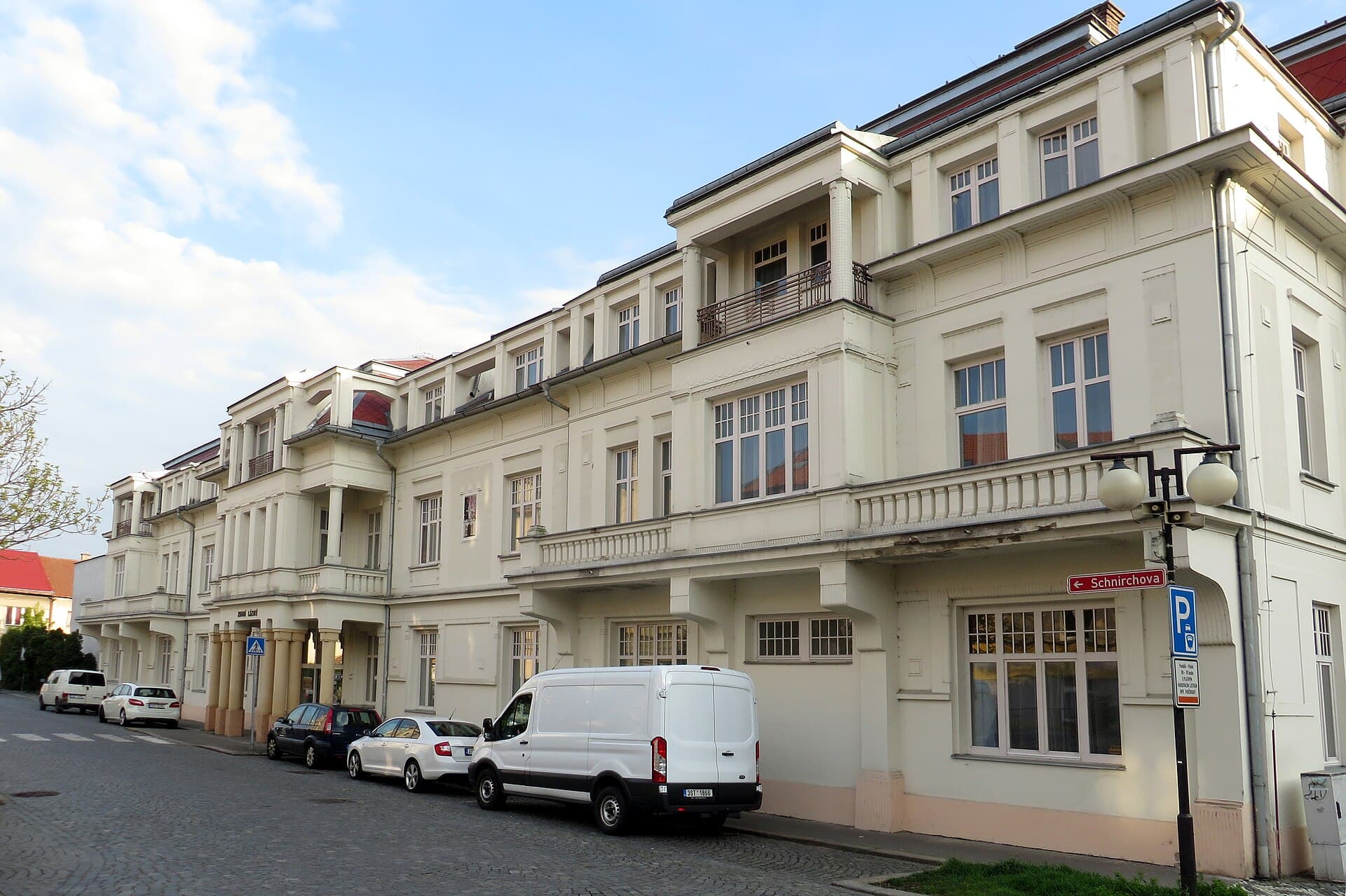 Hotel Zimní lázně (via Wikimedia Commons, CC BY-SA 4.0)