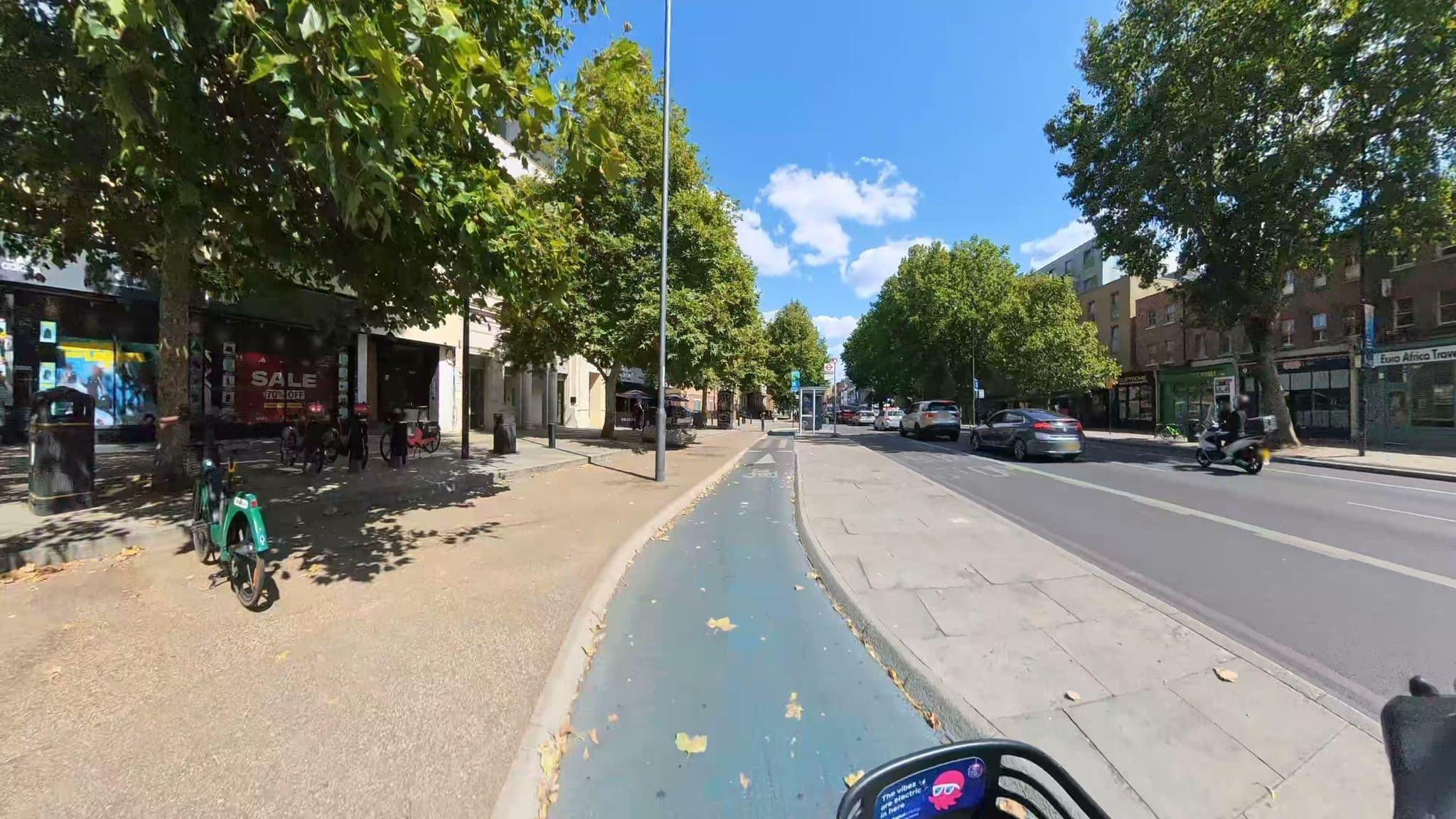 Street view near †нє mandeville hotel, Stepney — © athuler (CC BY-SA · Mapillary)