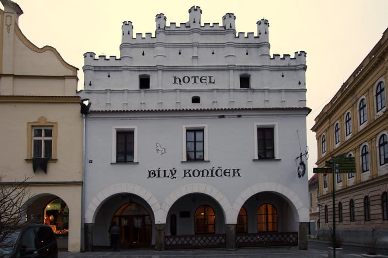 Bílý koníček (via Wikimedia Commons, CC BY-SA 3.0)