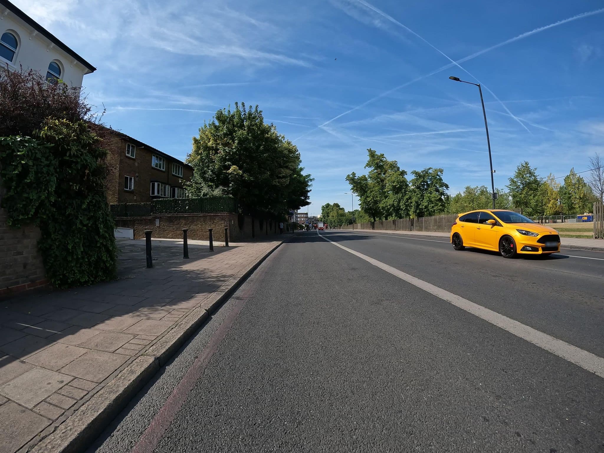 Street view near Park Side Hotel, Stroud Green — © erias (CC BY-SA · Mapillary)