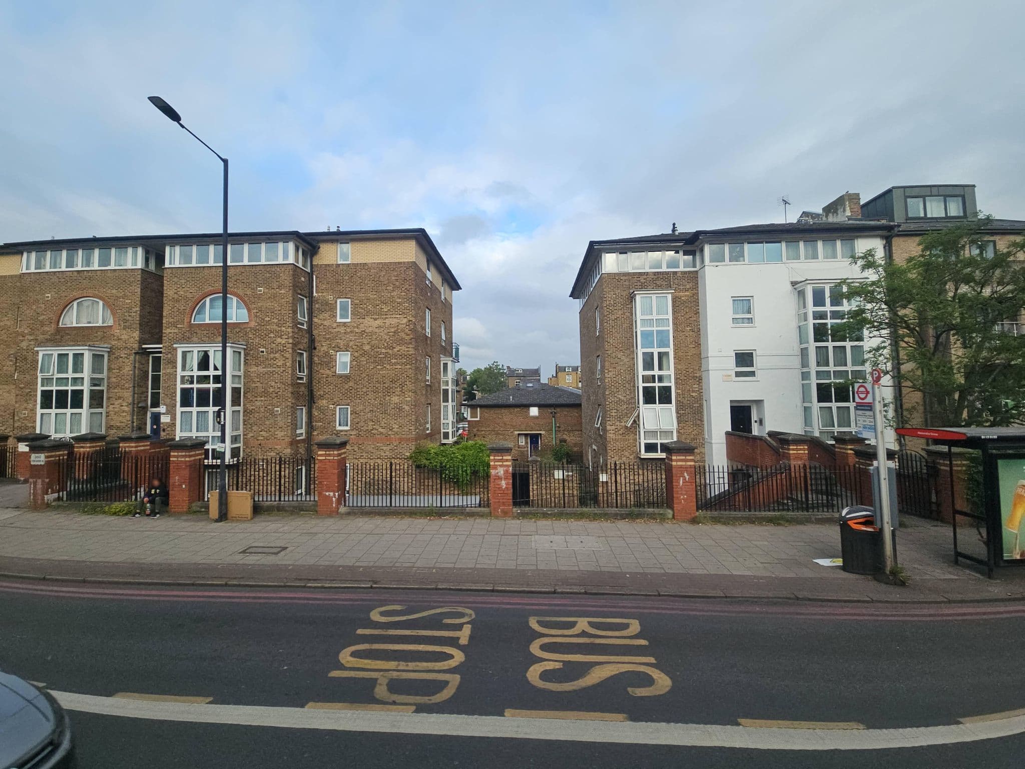 Street view near London Highbury Hotel, Stroud Green — © pbb (CC BY-SA · Mapillary)