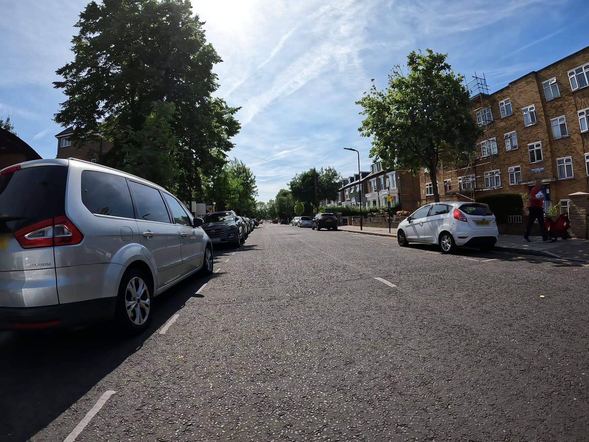 Street view near Spring Lodge Hotel, Stroud Green — © erias (CC BY-SA · Mapillary)