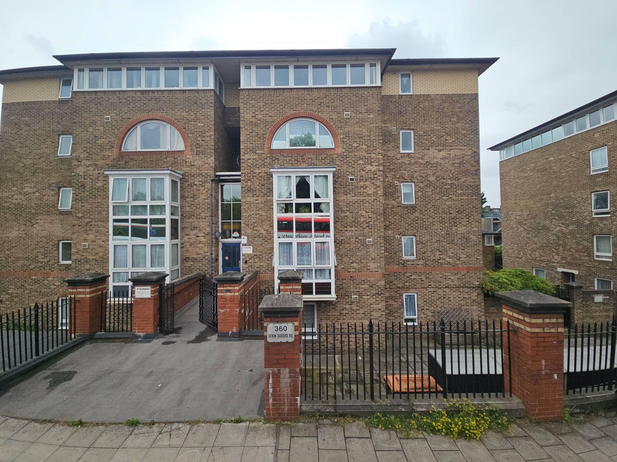 Street view near Lanark Hotel, Stroud Green — © pbb (CC BY-SA · Mapillary)