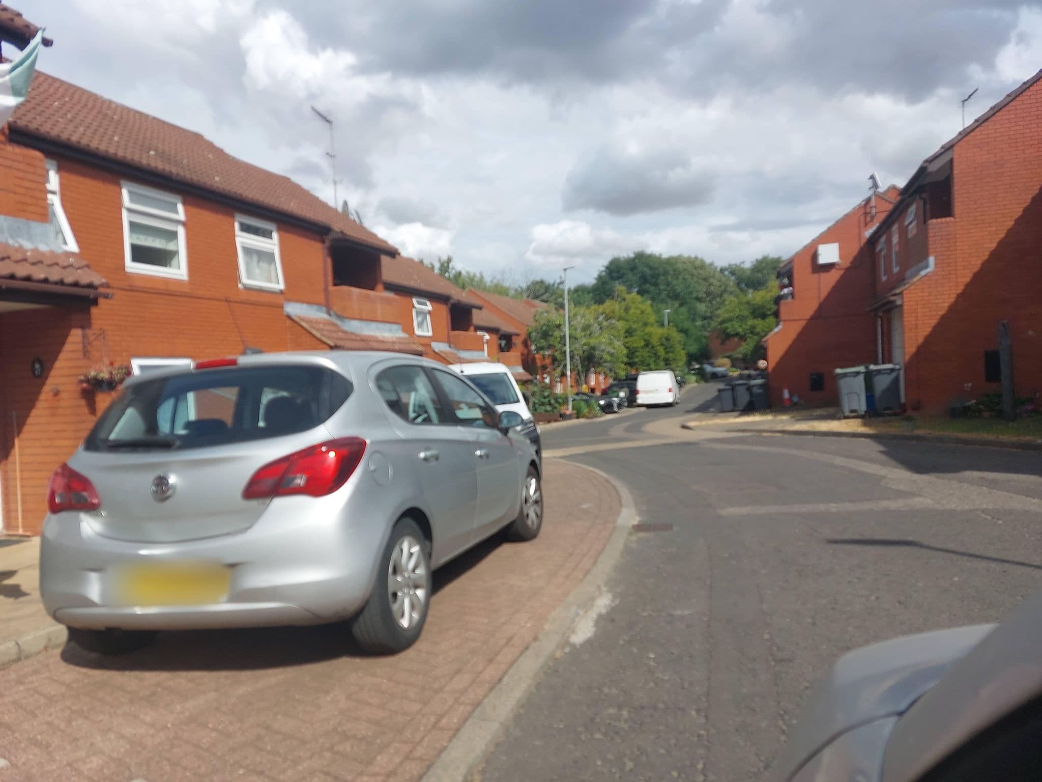 Street view near Luton Signpost Two, Luton — © a-sav (CC BY-SA · Mapillary)