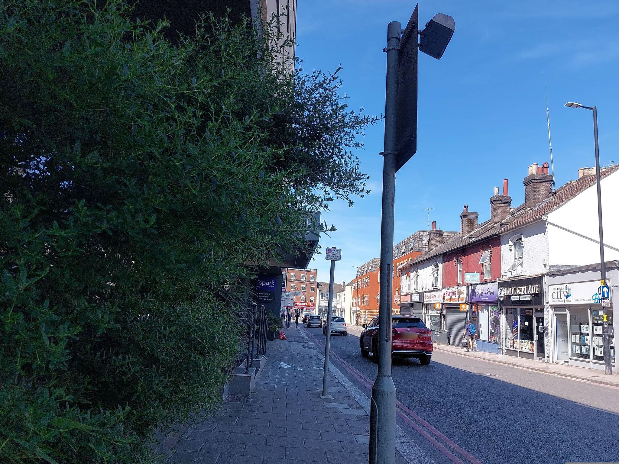 Street view near Comfort Hotel, Luton — © a-sav (CC BY-SA · Mapillary)
