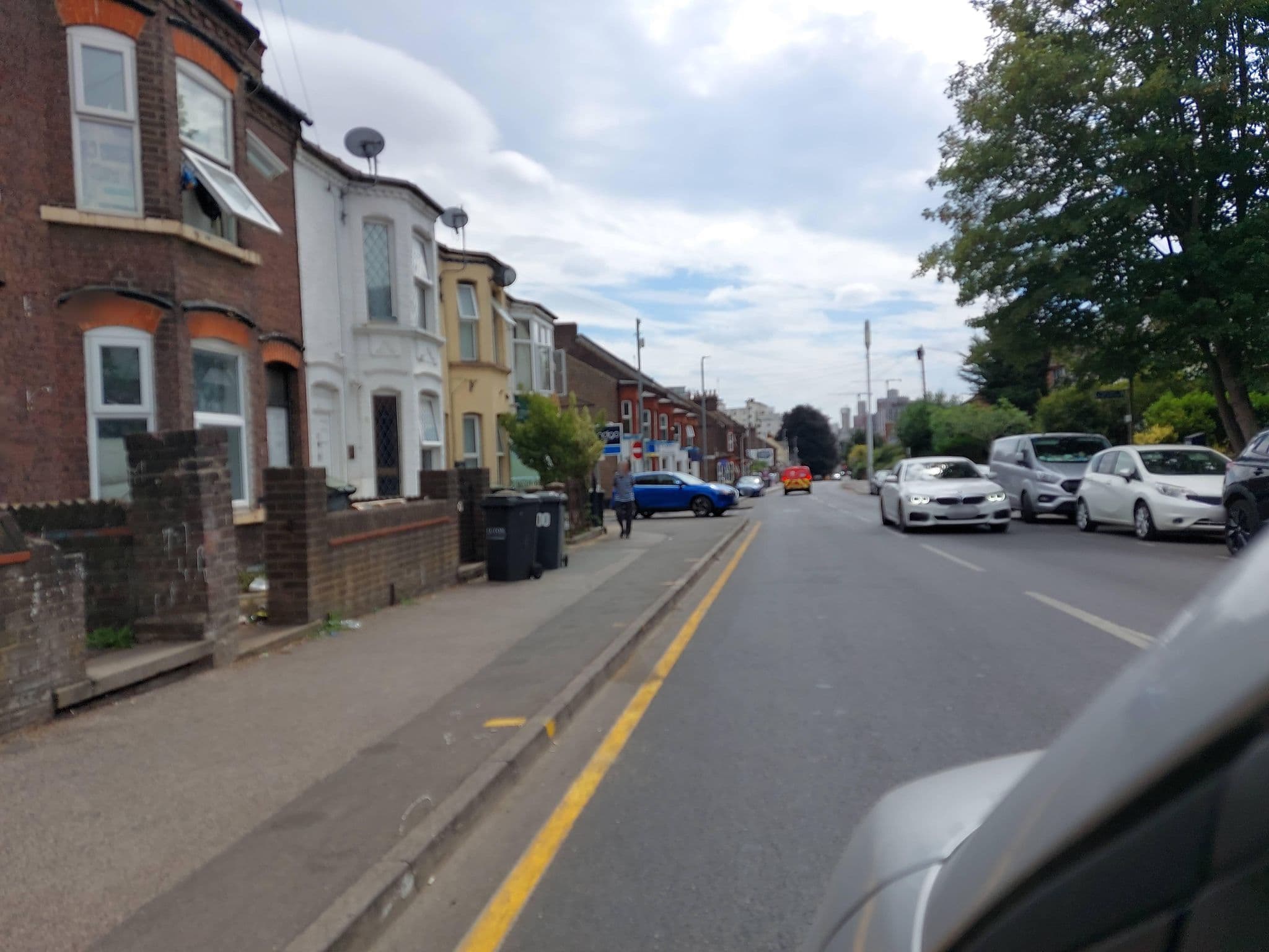 Street view near Signposts, Luton — © a-sav (CC BY-SA · Mapillary)
