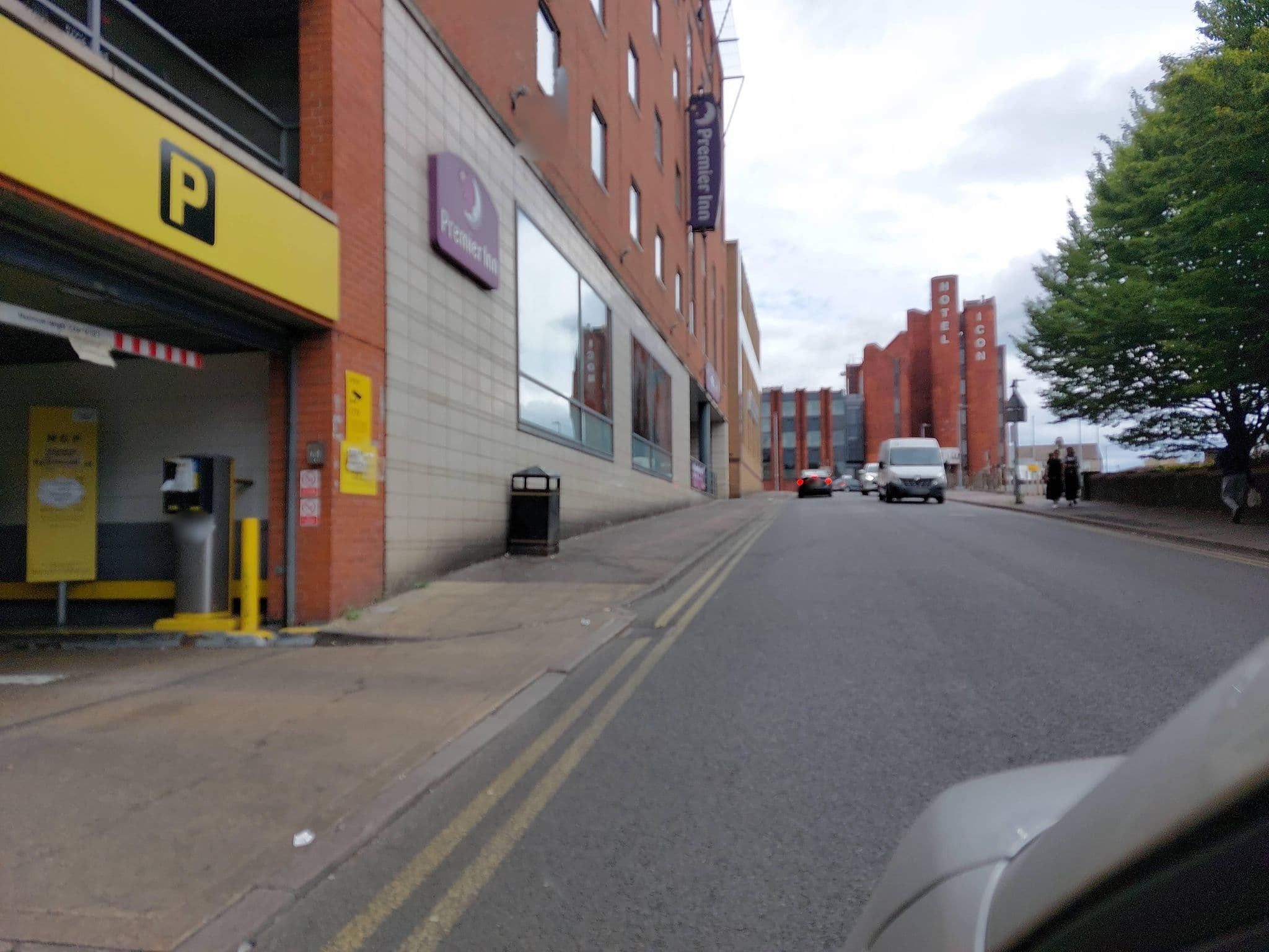 Street view near Days Hotel Luton, Luton — © a-sav (CC BY-SA · Mapillary)