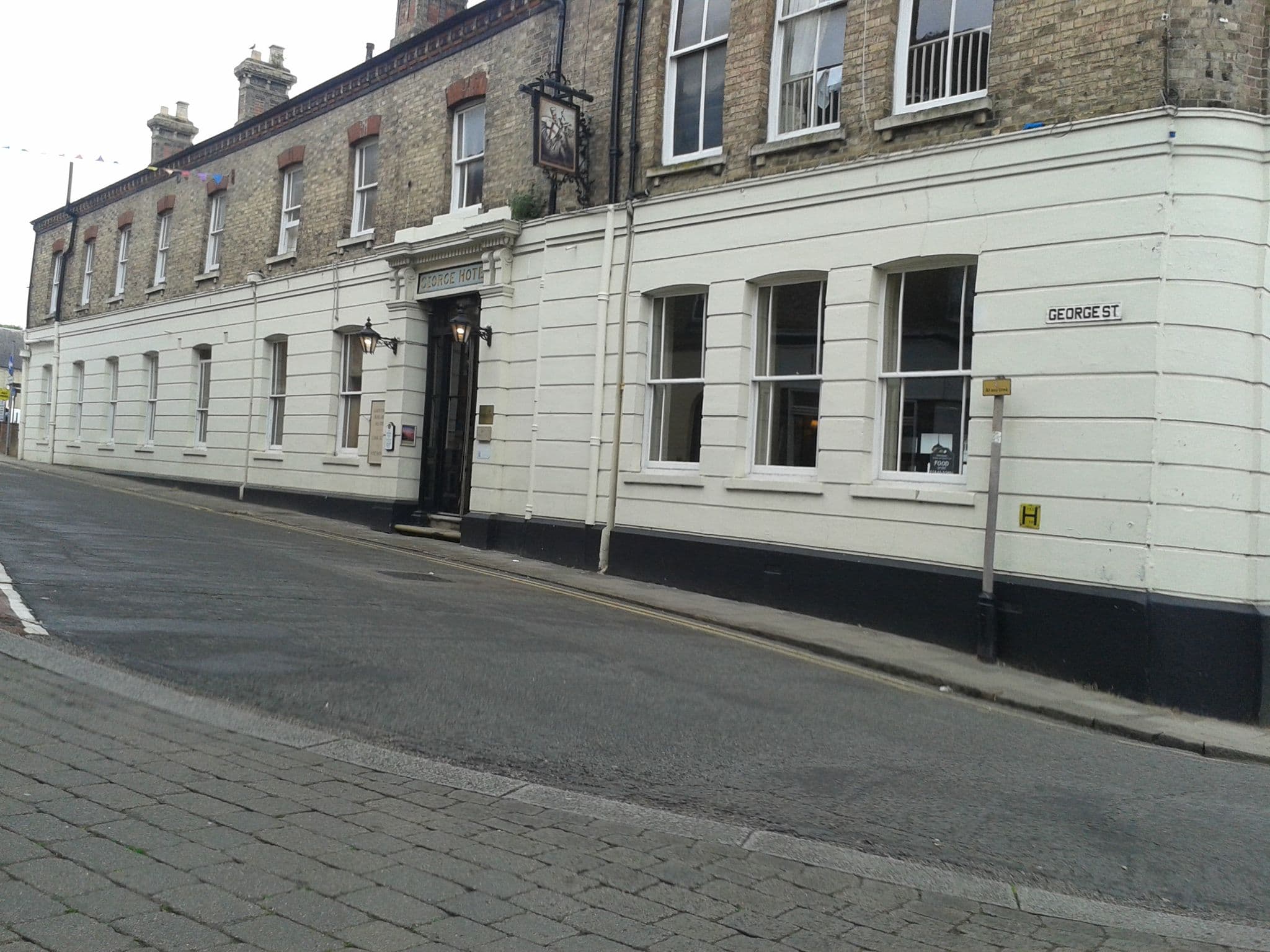 Street view near OldEnglish hotel, Huntingdon — © cyclestreets (CC BY-SA · Mapillary)