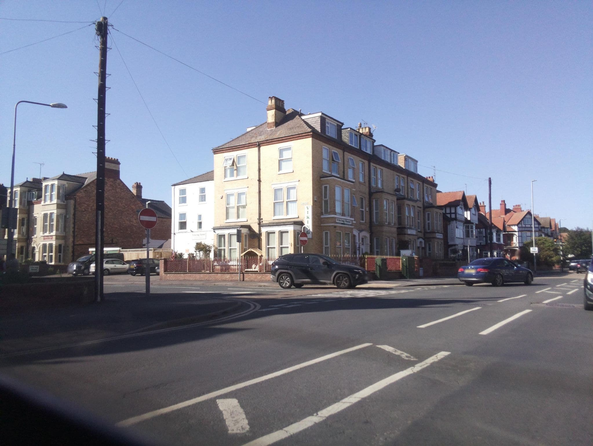 Street view near Glen Alan Hotel, Bridlington — © southglos (CC BY-SA · Mapillary)