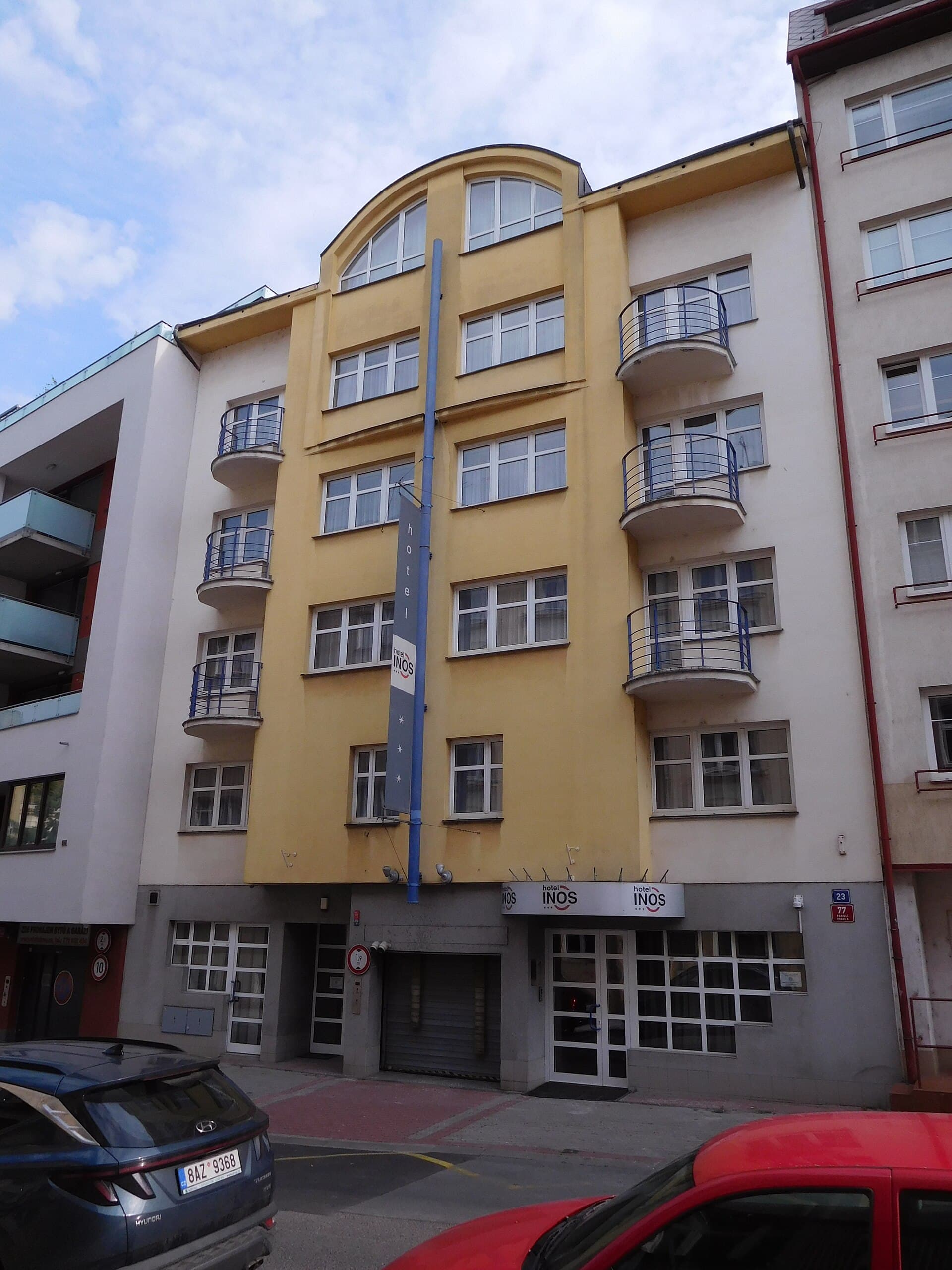 Hotel iNOS (via Wikimedia Commons, CC BY-SA 4.0)
