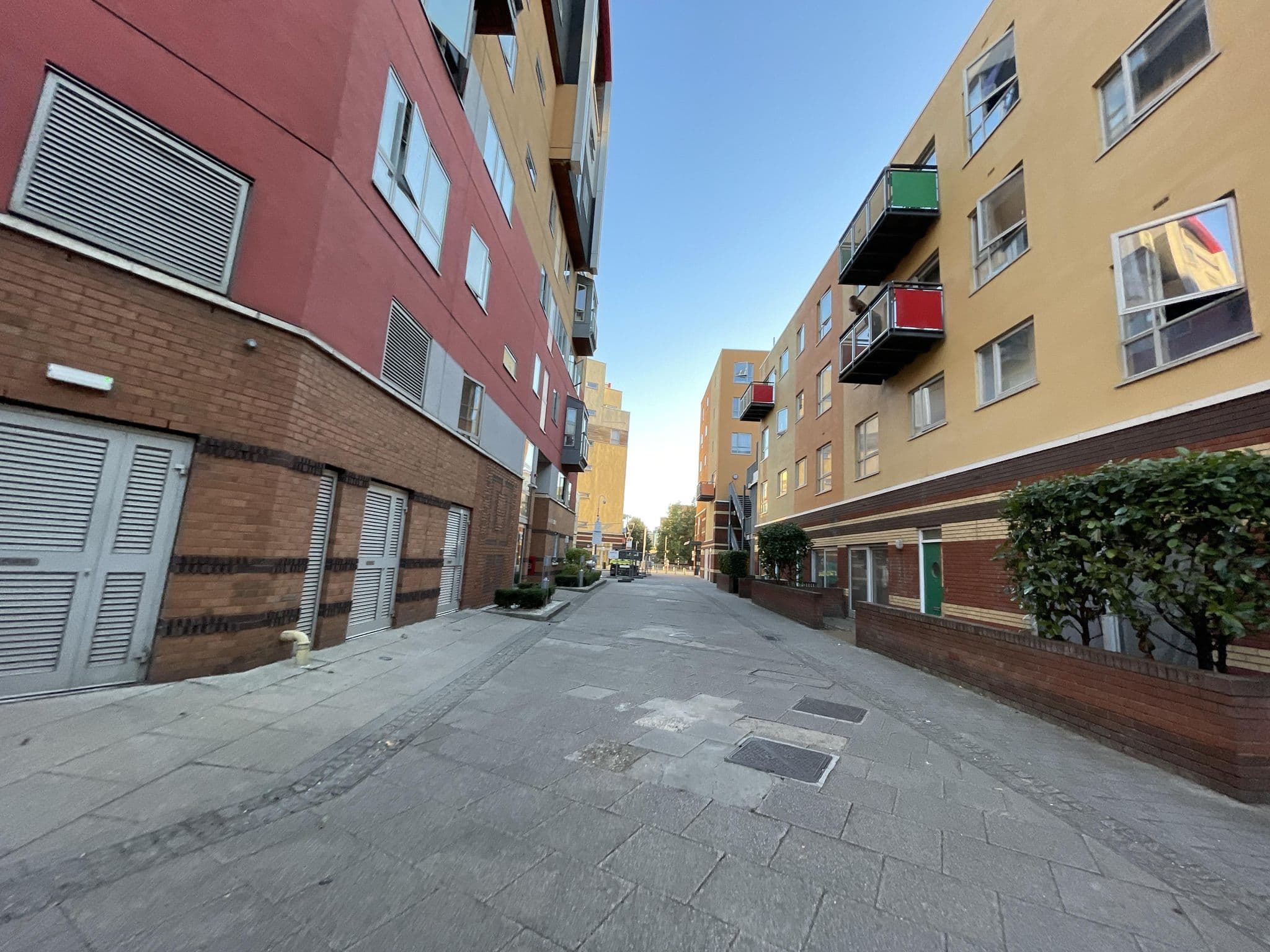 Street view near Miraleisure, Blackwall — © wasd42 (CC BY-SA · Mapillary)