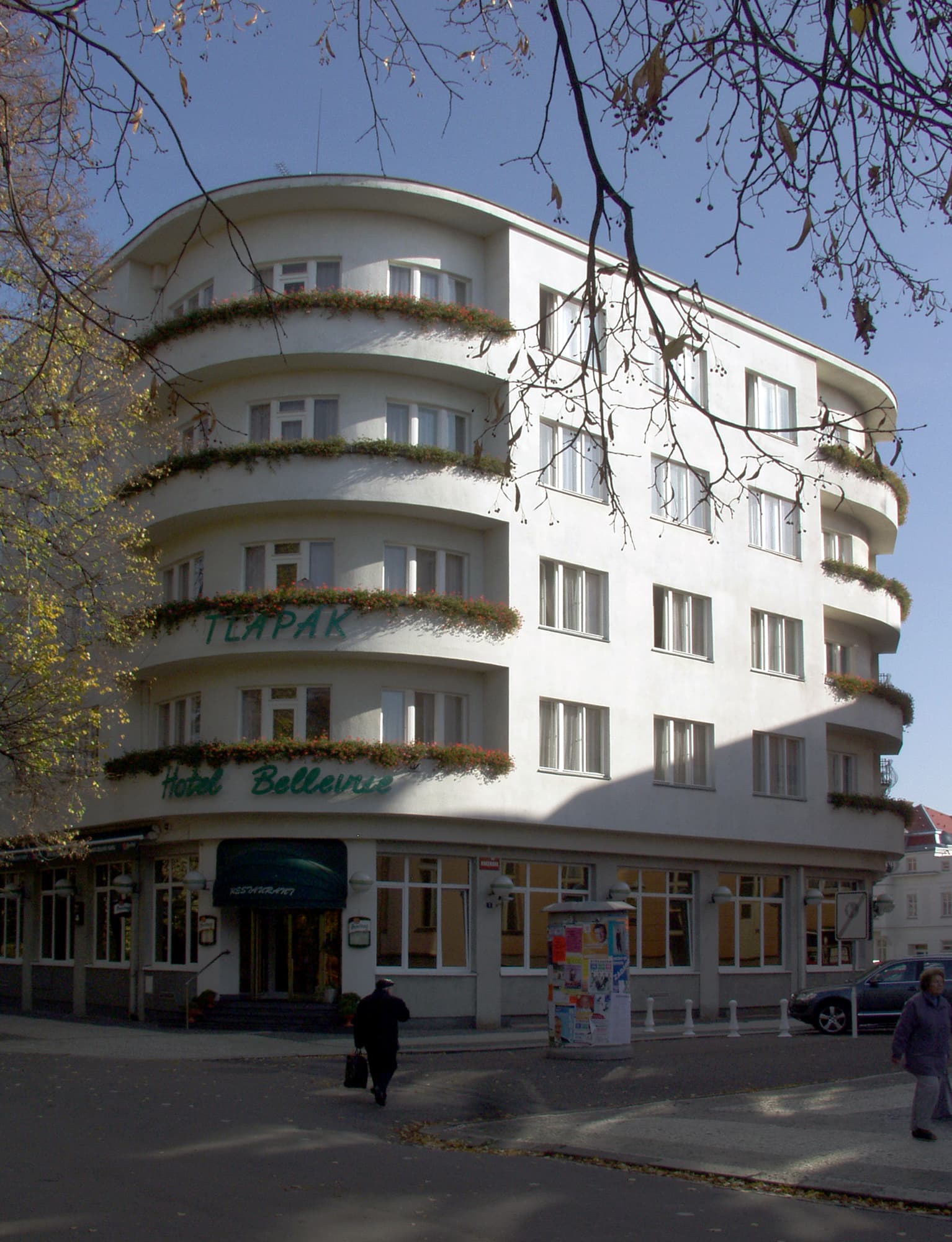 Hotel Bellevue Tlapák (via Wikimedia Commons, CC BY 3.0)