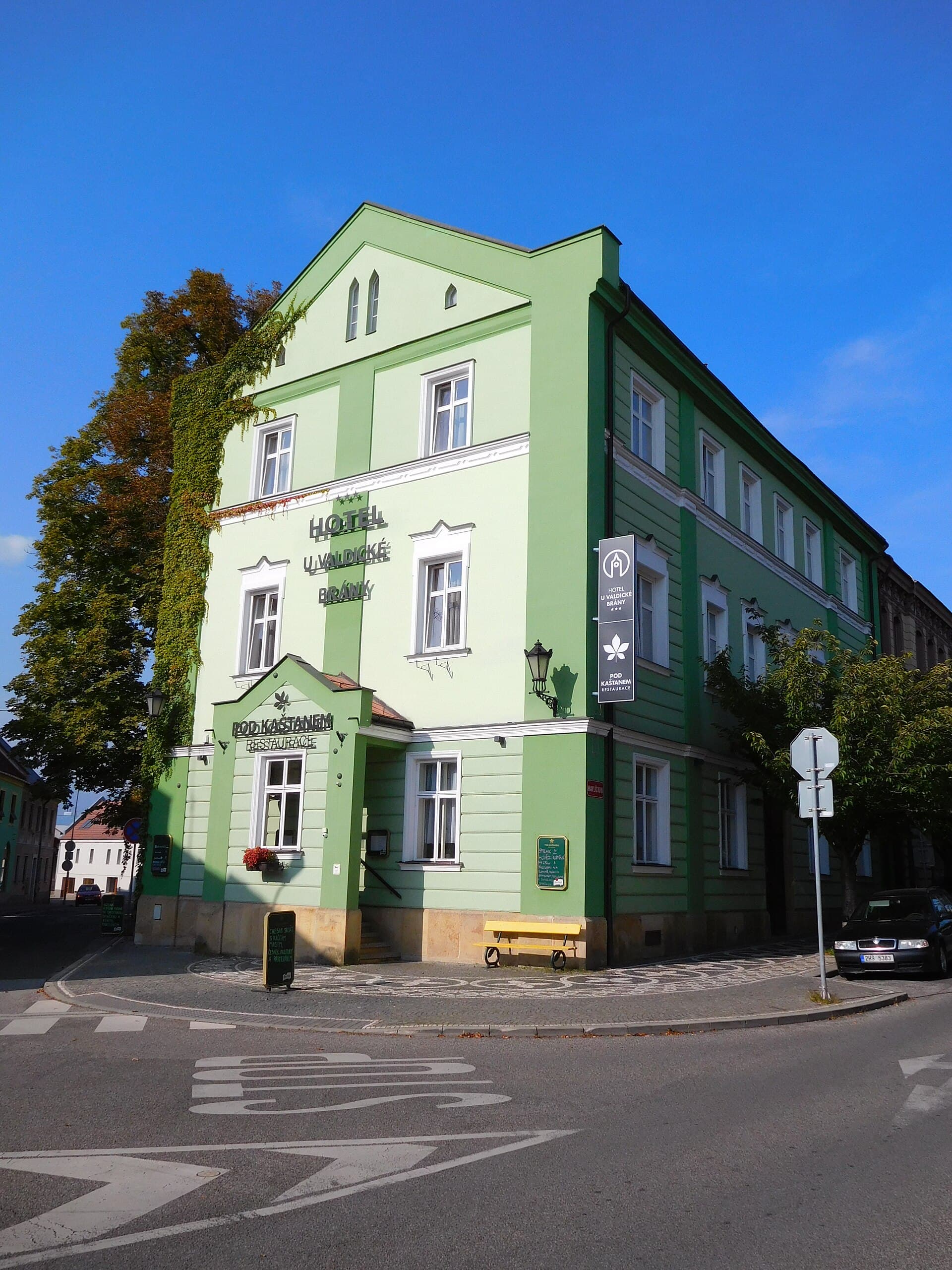 Hotel U Valdické Brány (via Wikimedia Commons, CC BY-SA 4.0)