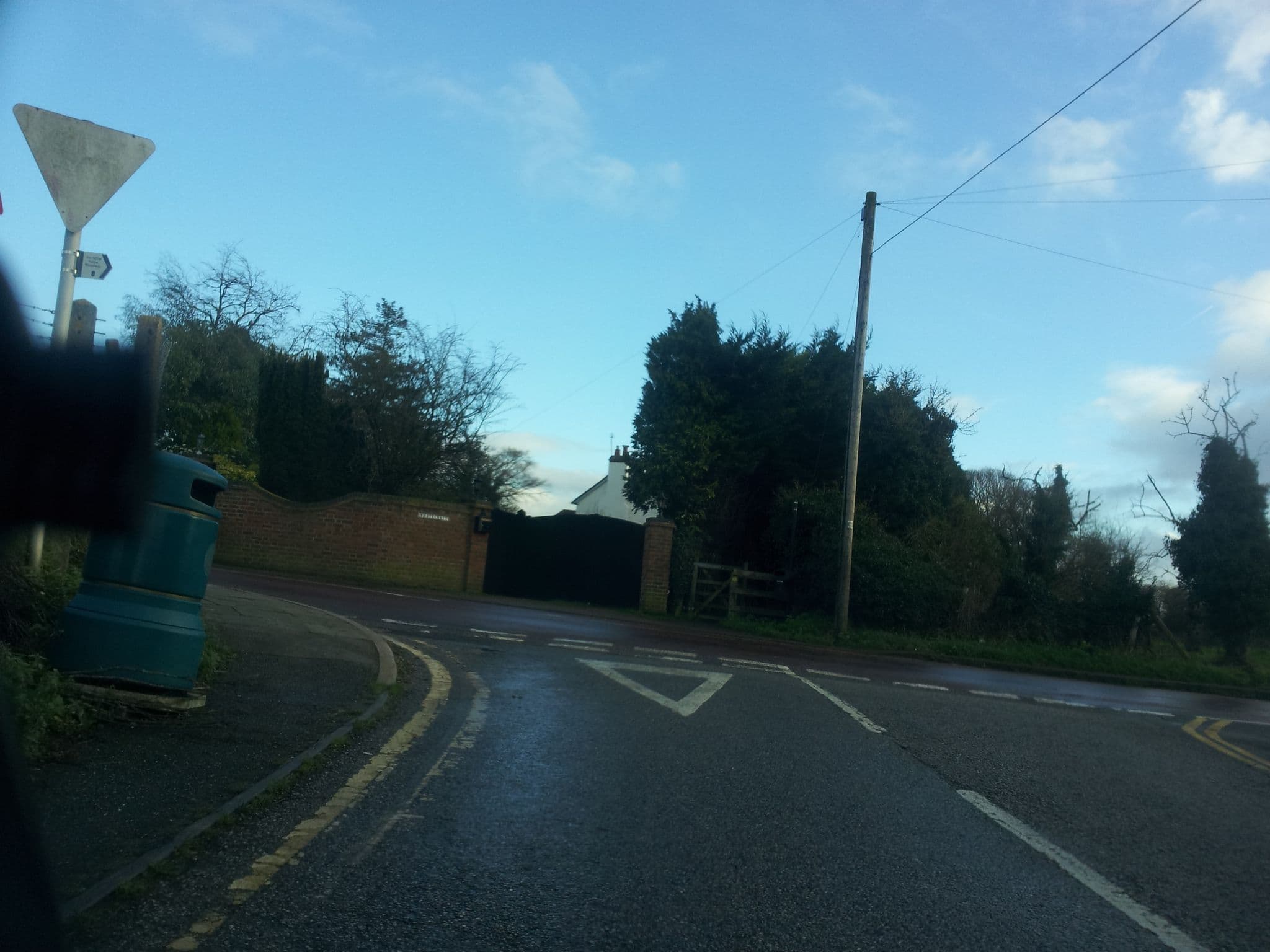 Street view near The Railway Inn And Pub, Meopham — © paulbiv (CC BY-SA · Mapillary)