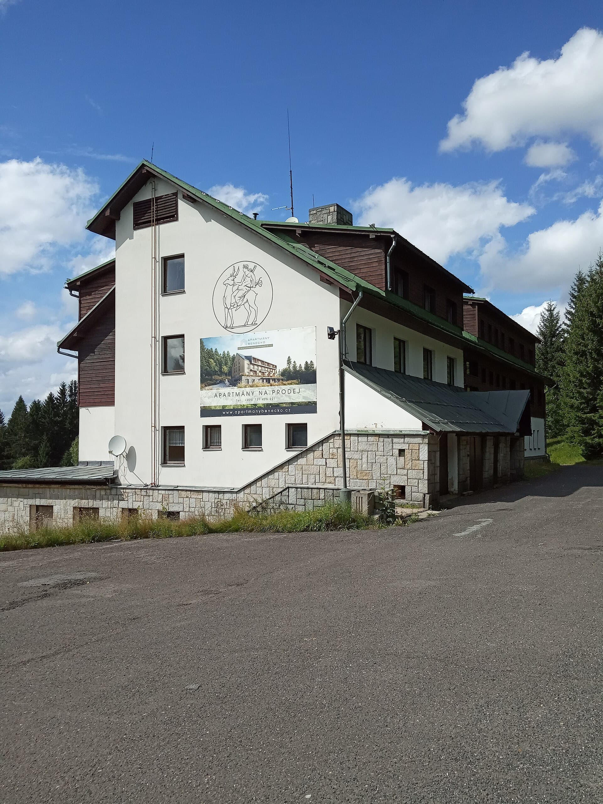 Hotel Diana (via Wikimedia Commons, CC BY-SA 3.0)